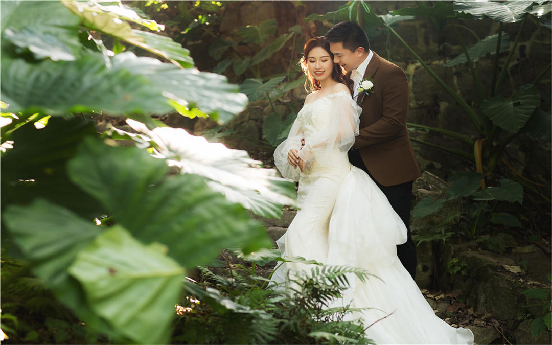 森系风+小清新风草坪海边婚纱照上镜婚纱摄影外景