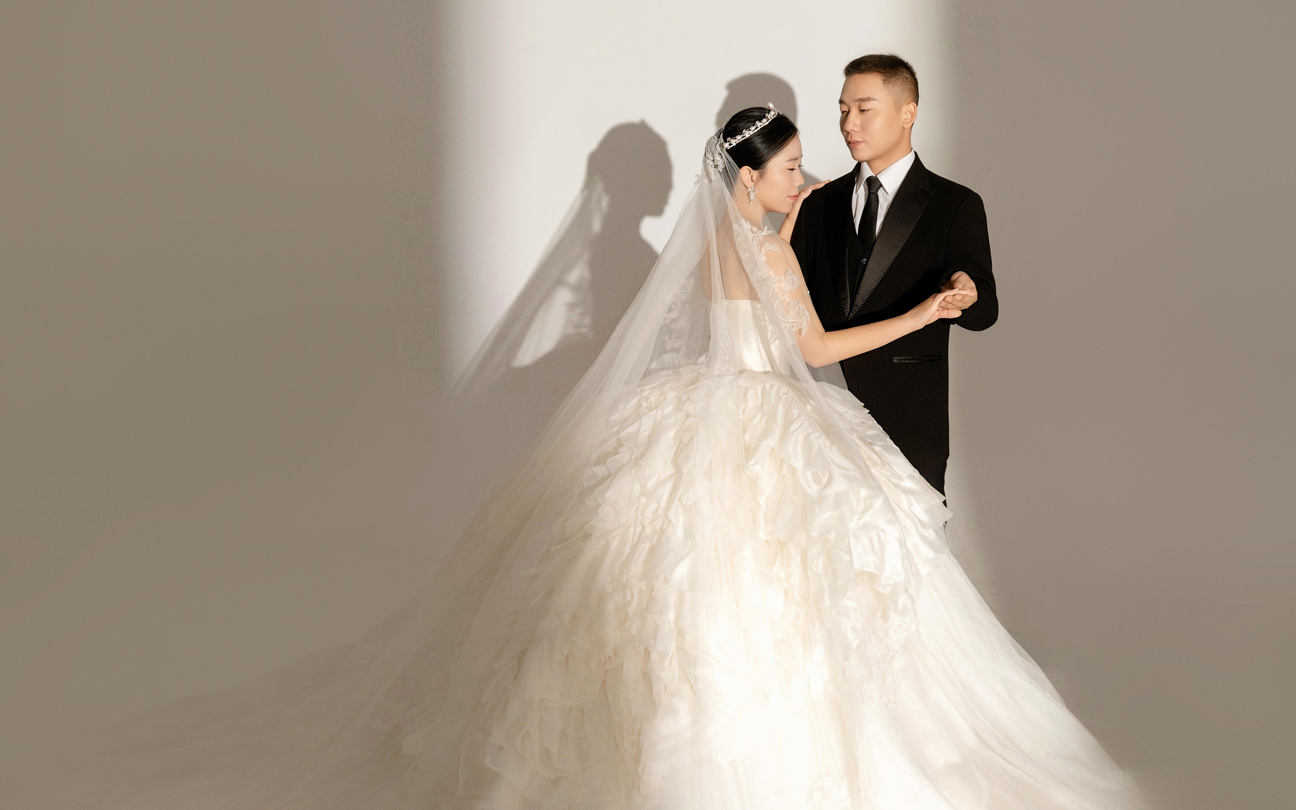 室内光影婚纱照✨真的好喜欢这种简约高级感