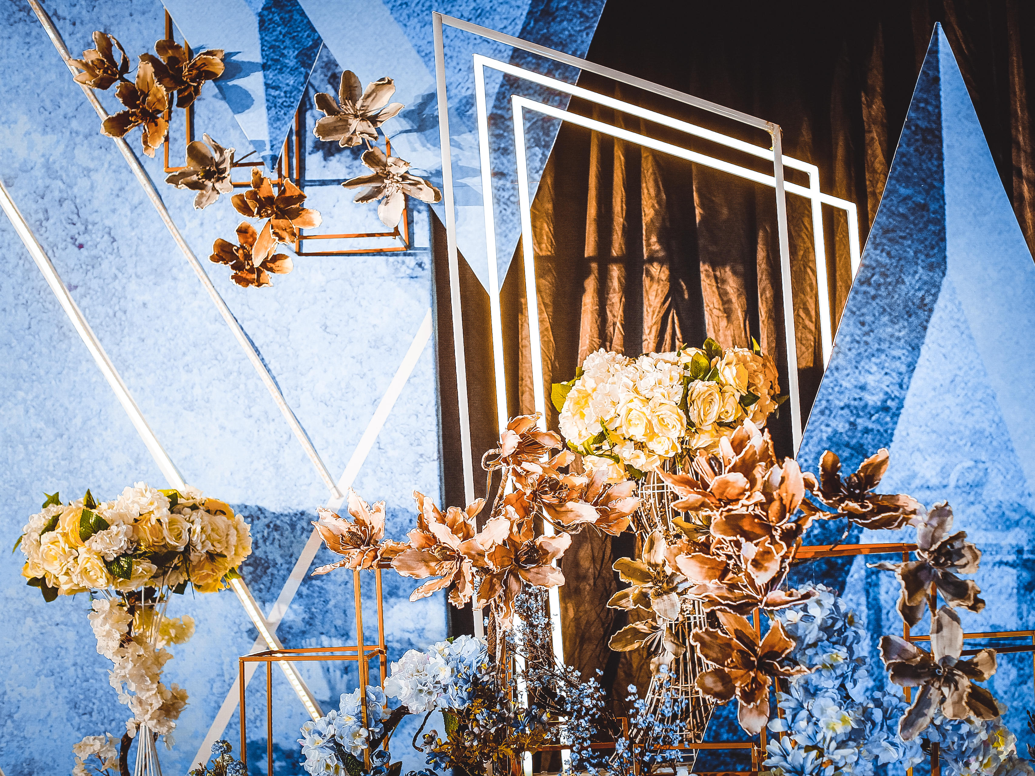 酒店室内蓝色线条婚礼预告