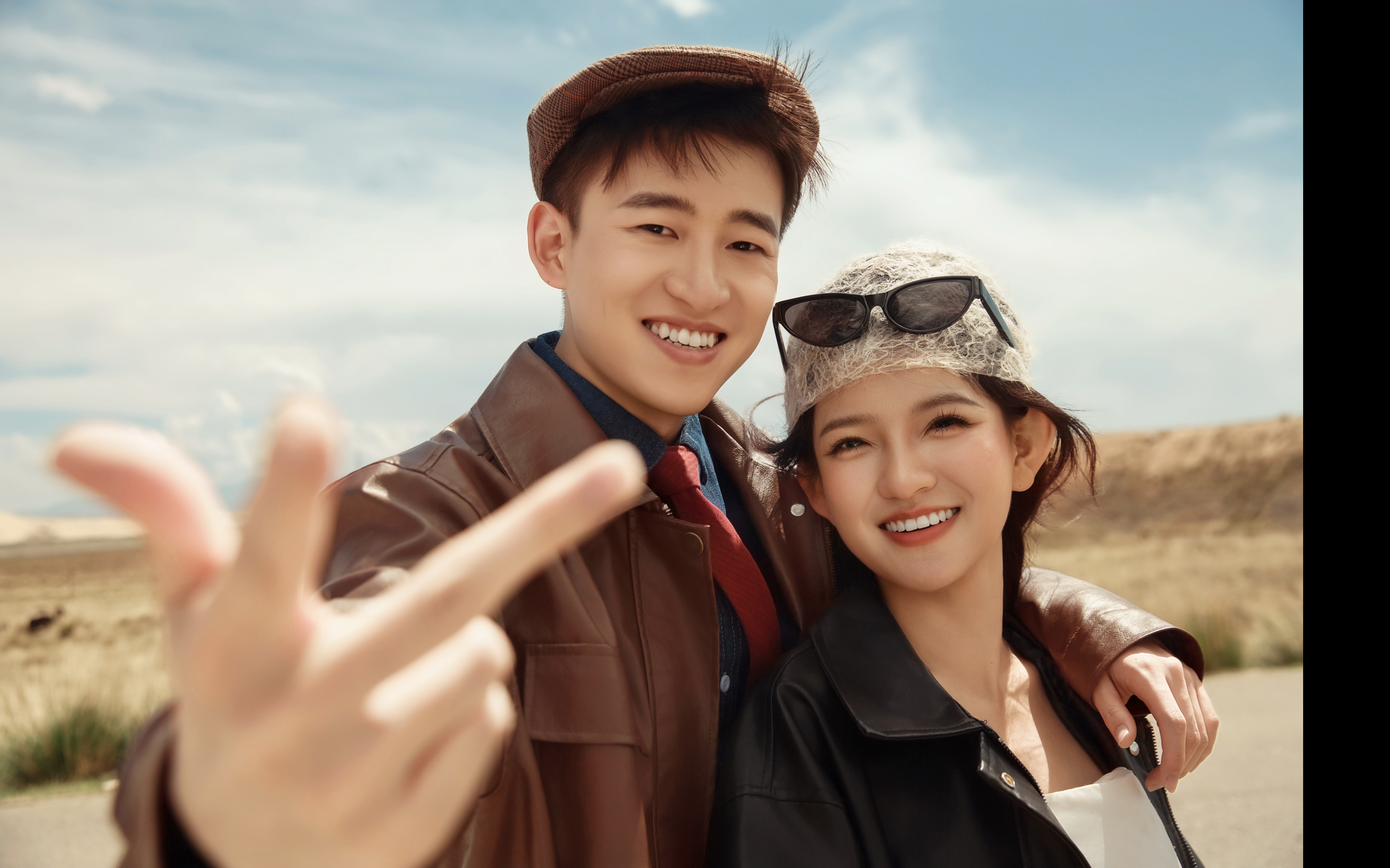 一场奔赴沙漠公路的复古浪漫婚纱照