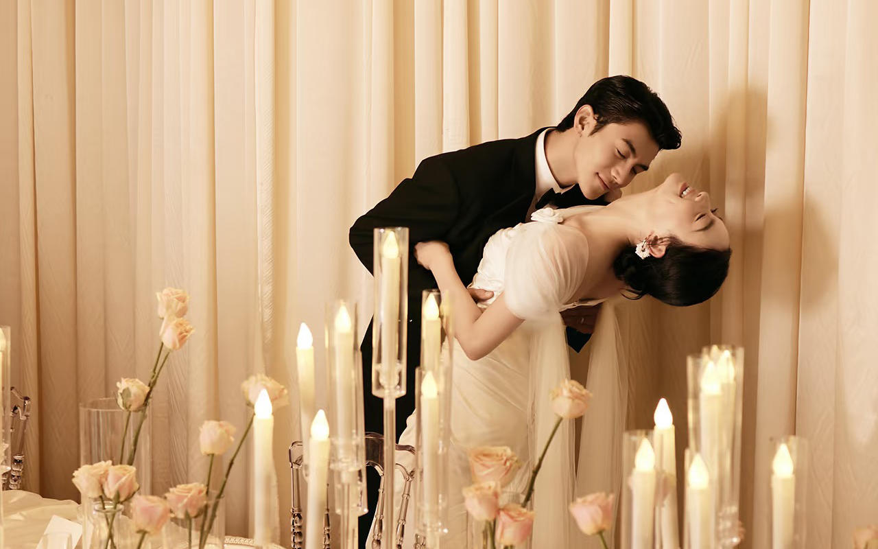 缎面鎏金✨在烛光摇曳里邂逅法式复古婚纱照