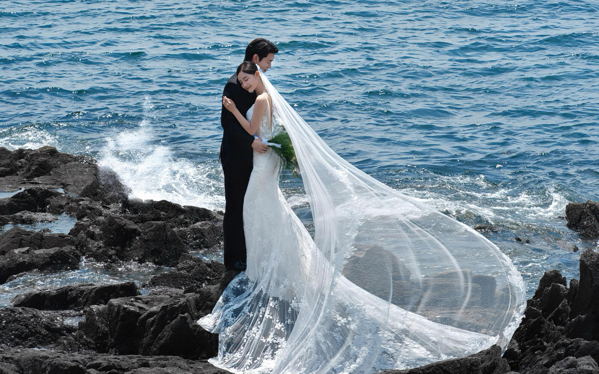 电影感海边礁石婚纱照，氛围感满满~~