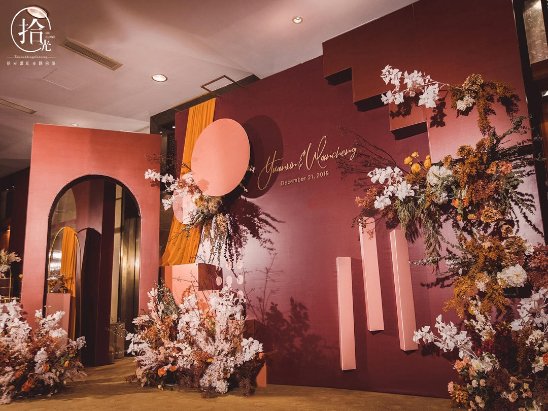 【拾光婚礼】|（极简风设计感红色系室内婚礼布置）