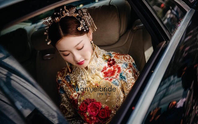 身穿嫁衣，挽起青丝，一步一步向你走来。