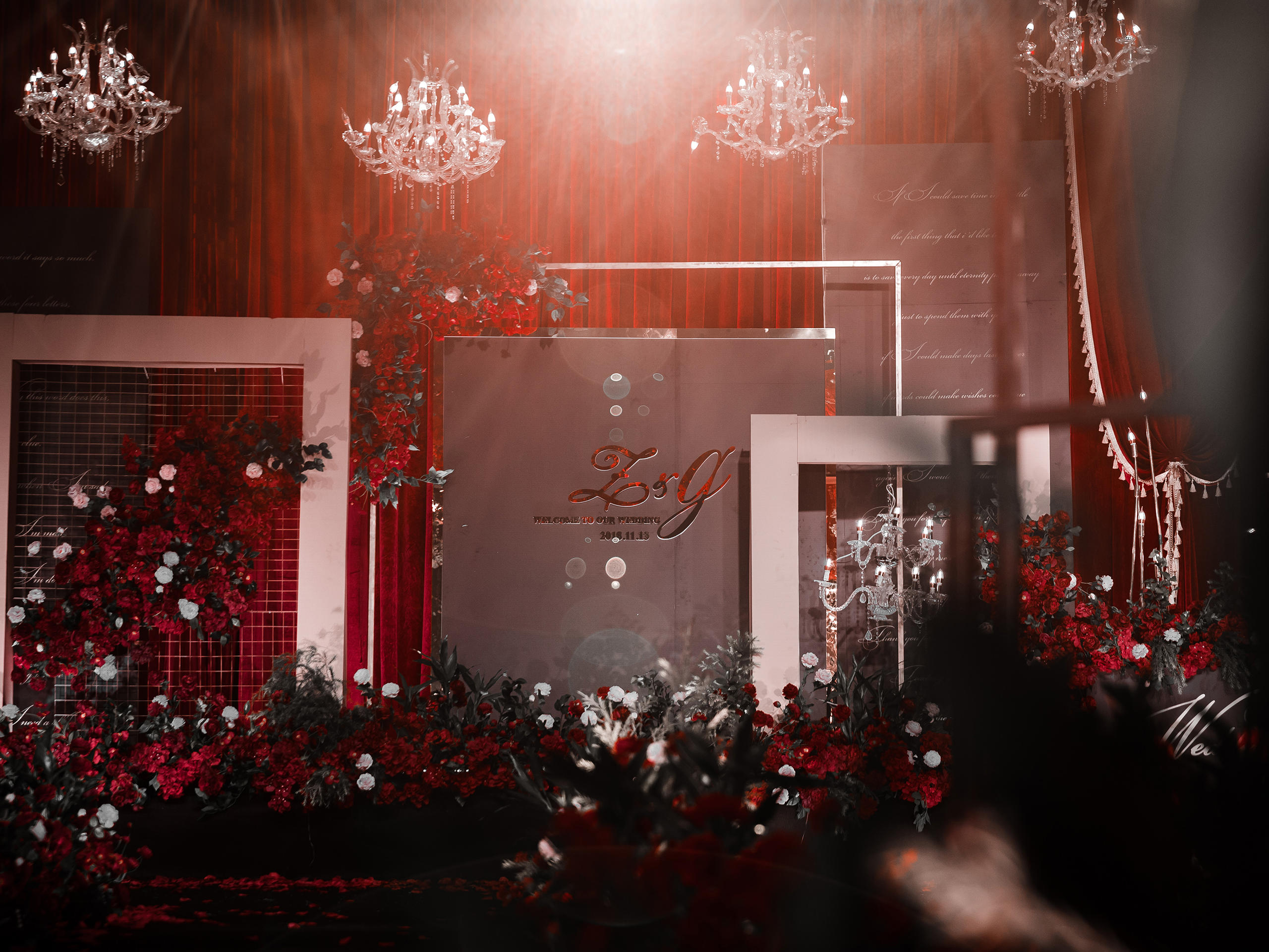 勃艮第红与璀璨黑的碰撞色搭配/红黑色婚礼