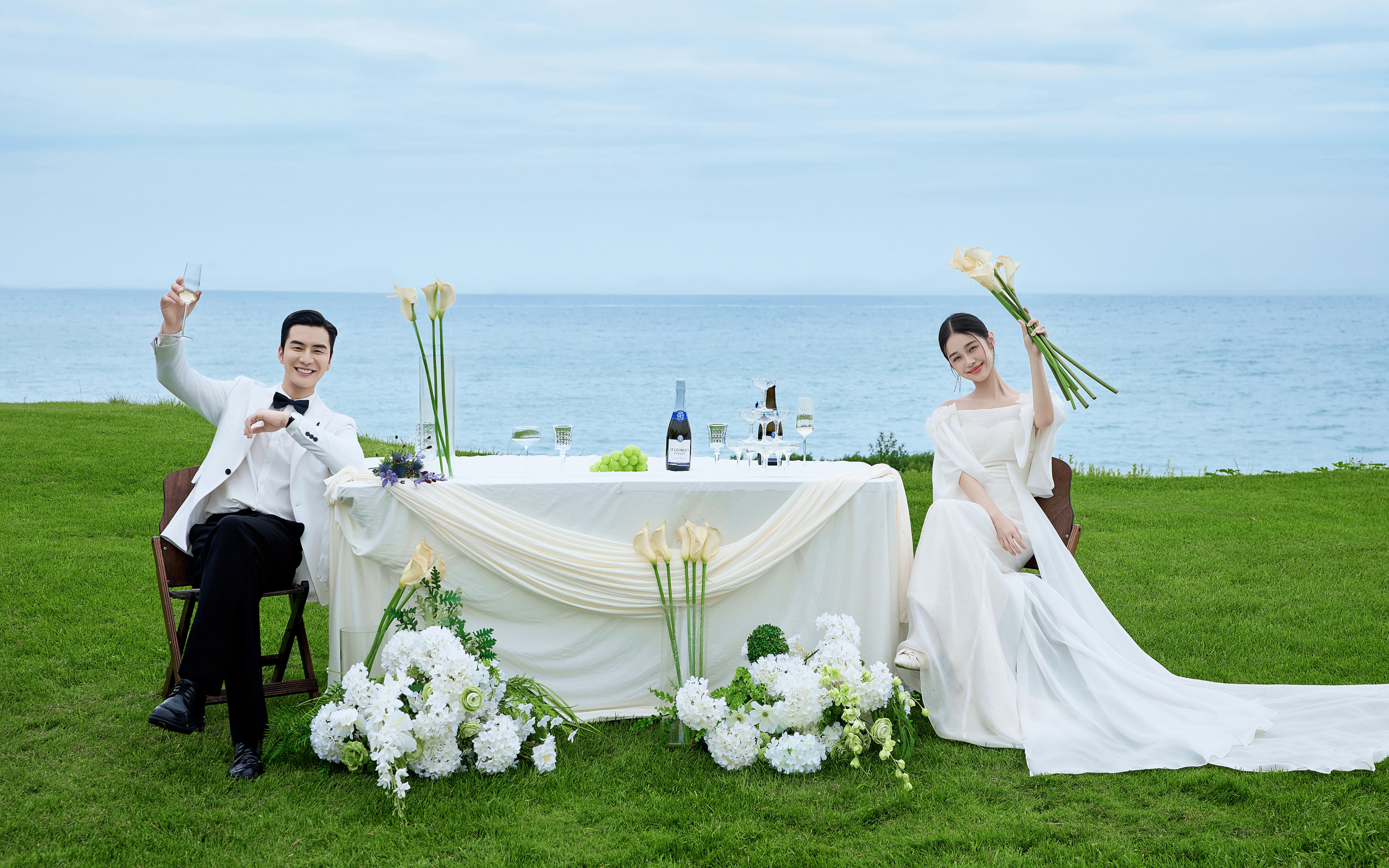 谁懂啊！山海+草坪拍婚纱照的顶 配浪漫