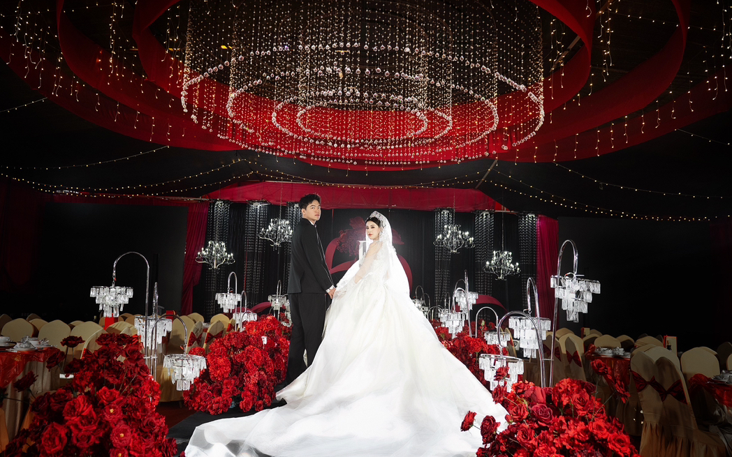 農(nóng)村搭棚紅黑色水晶婚禮
