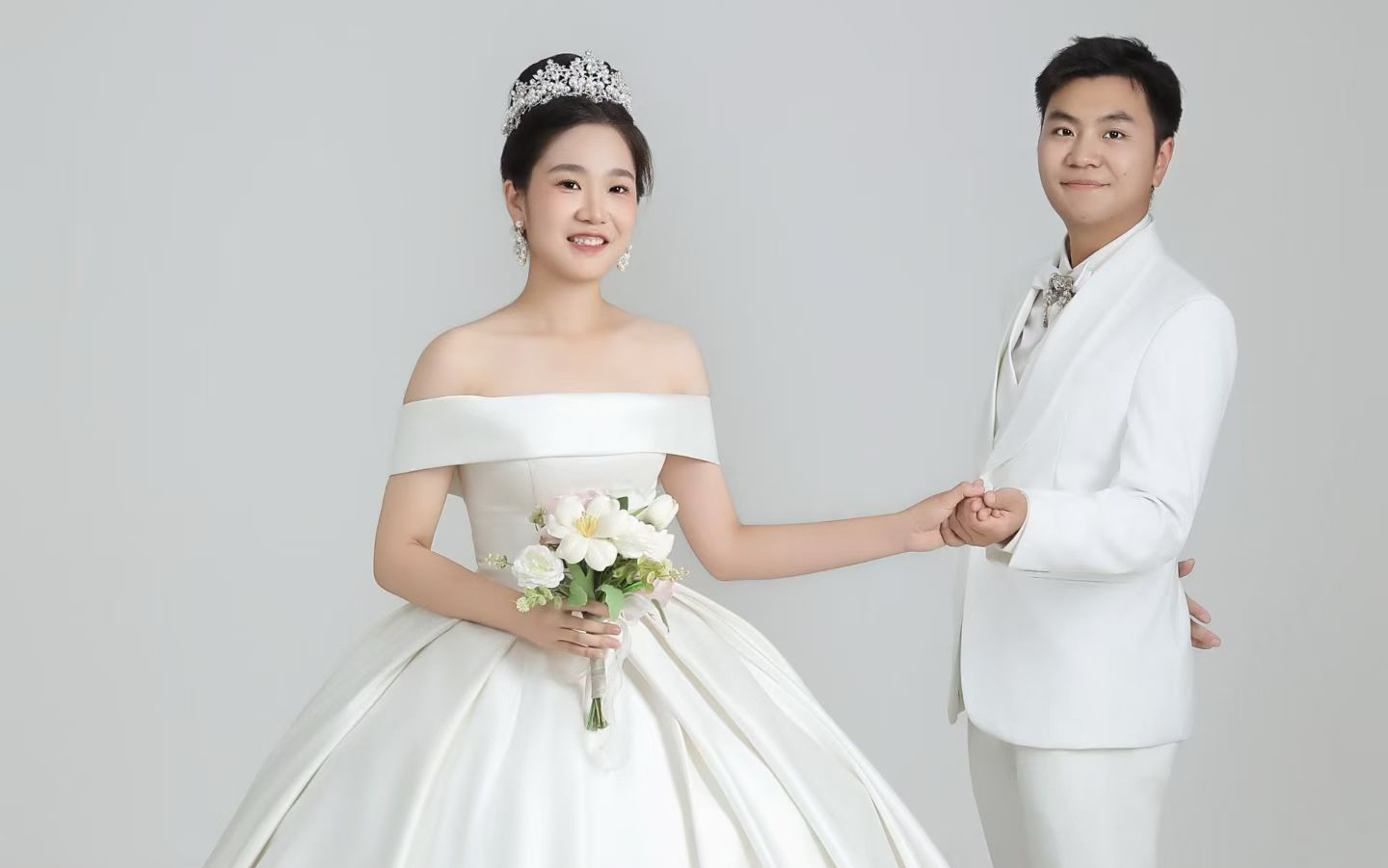 极简缎面婚纱照