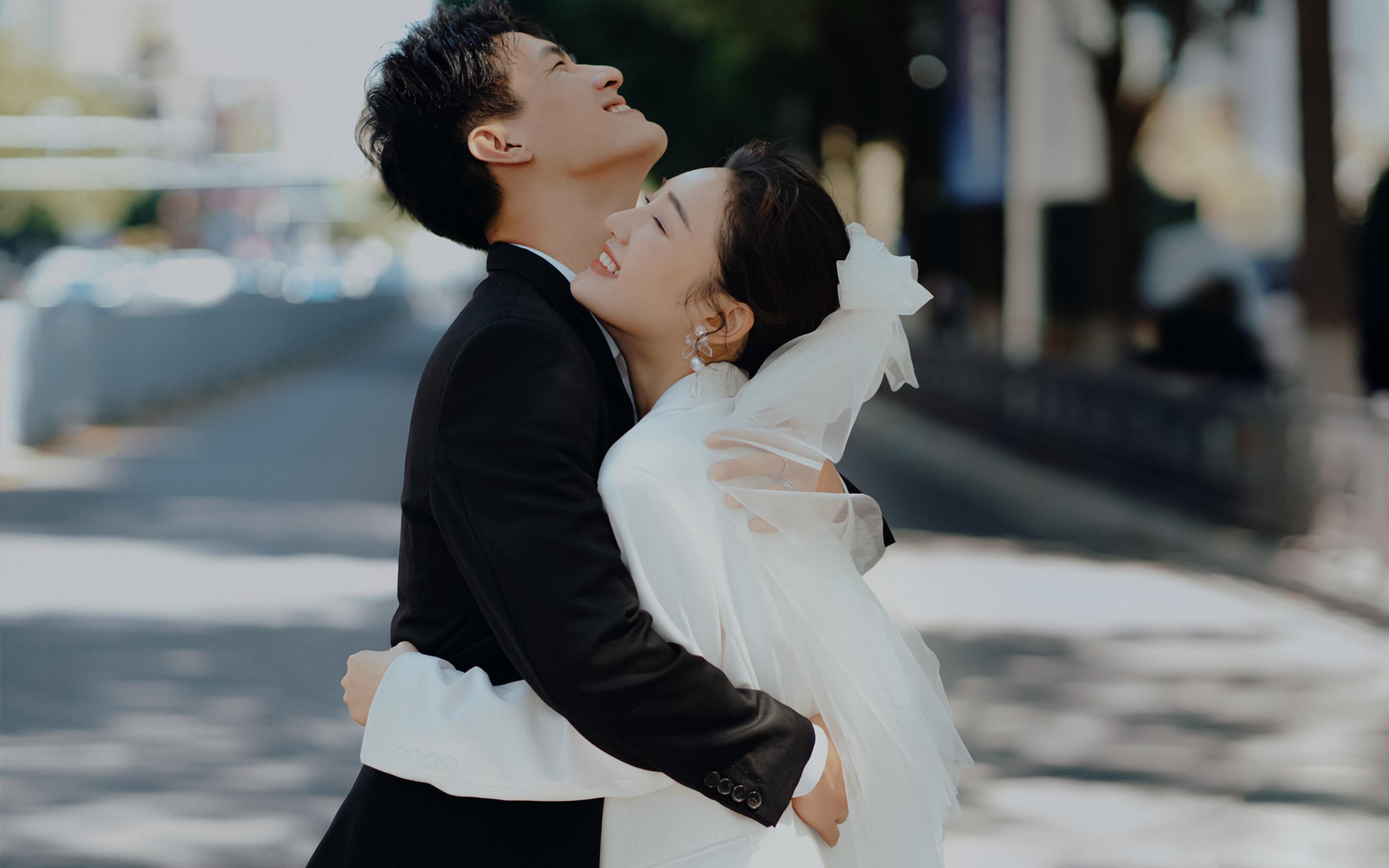 又甜又酷的韩式街拍风婚纱照💕