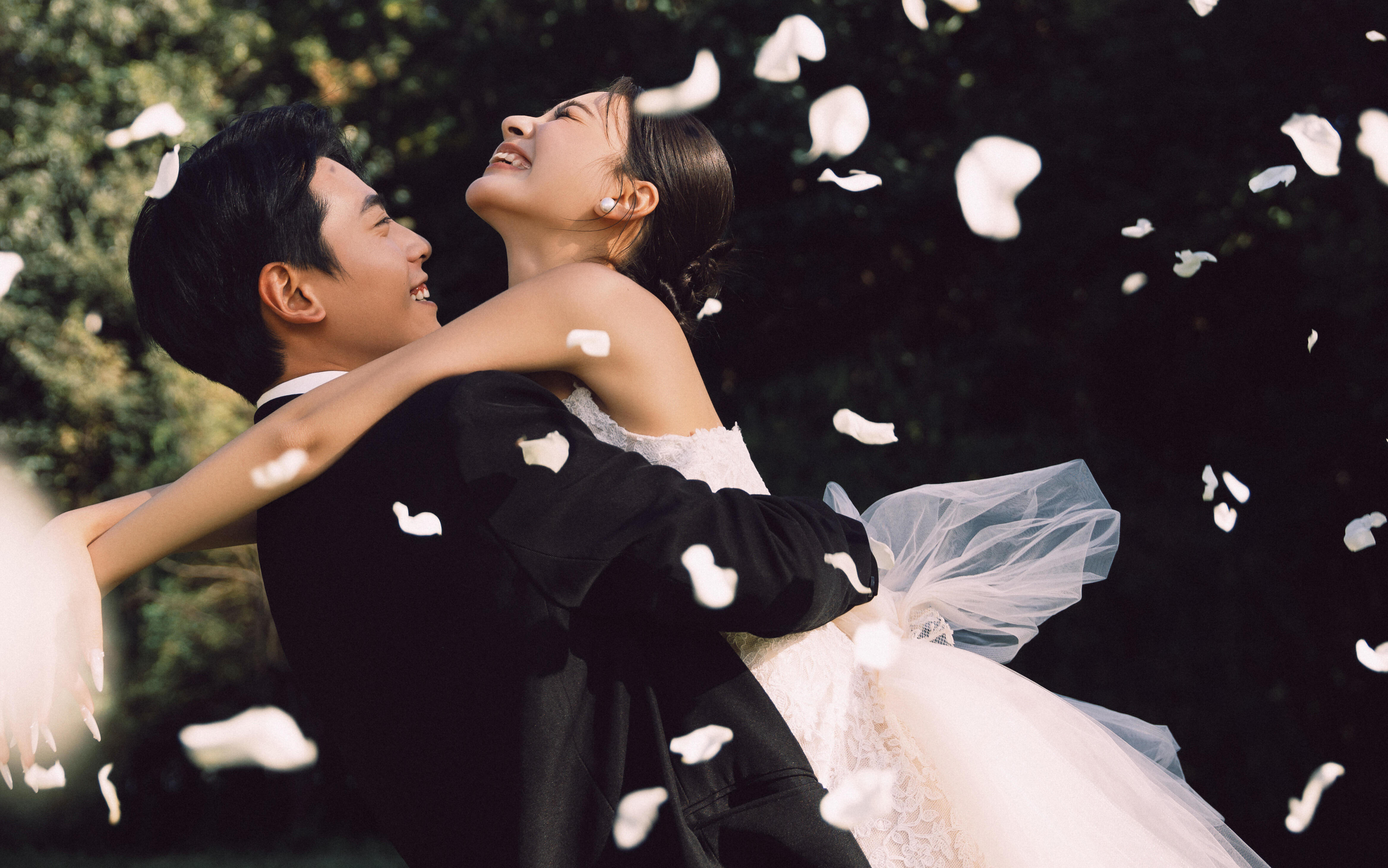 花瓣飞起来的瞬间 连风都在替我们开心