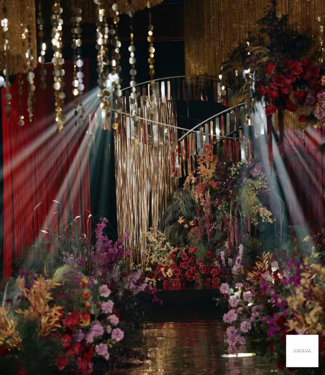 金紅色線簾流蘇復(fù)古風(fēng)室內(nèi)婚禮策劃