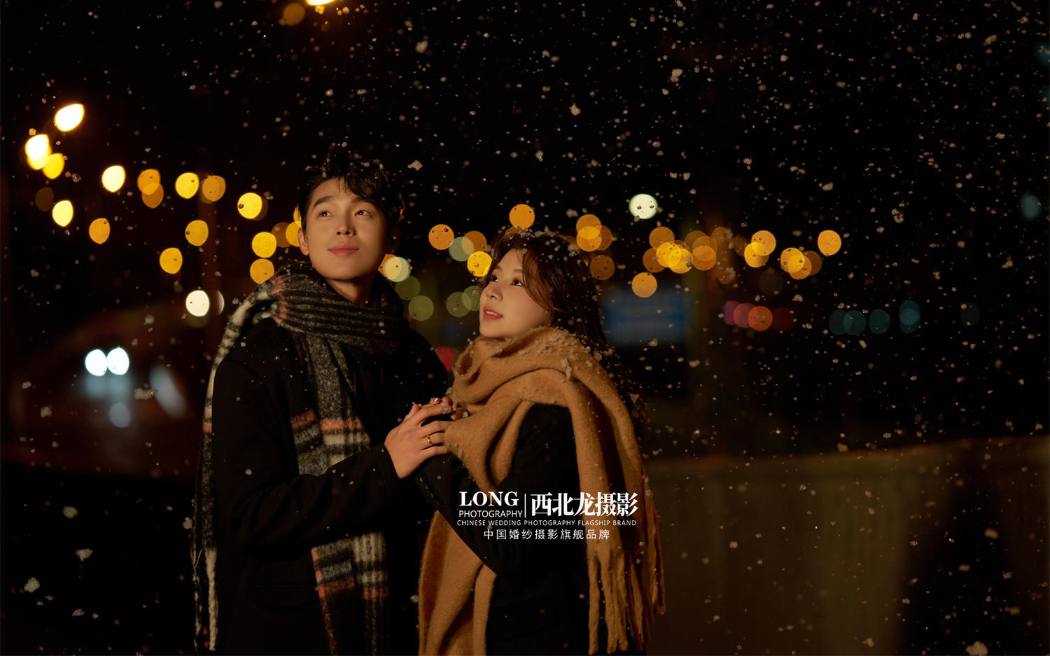 把雪景婚纱照一不小心拍成电影海报🎞️