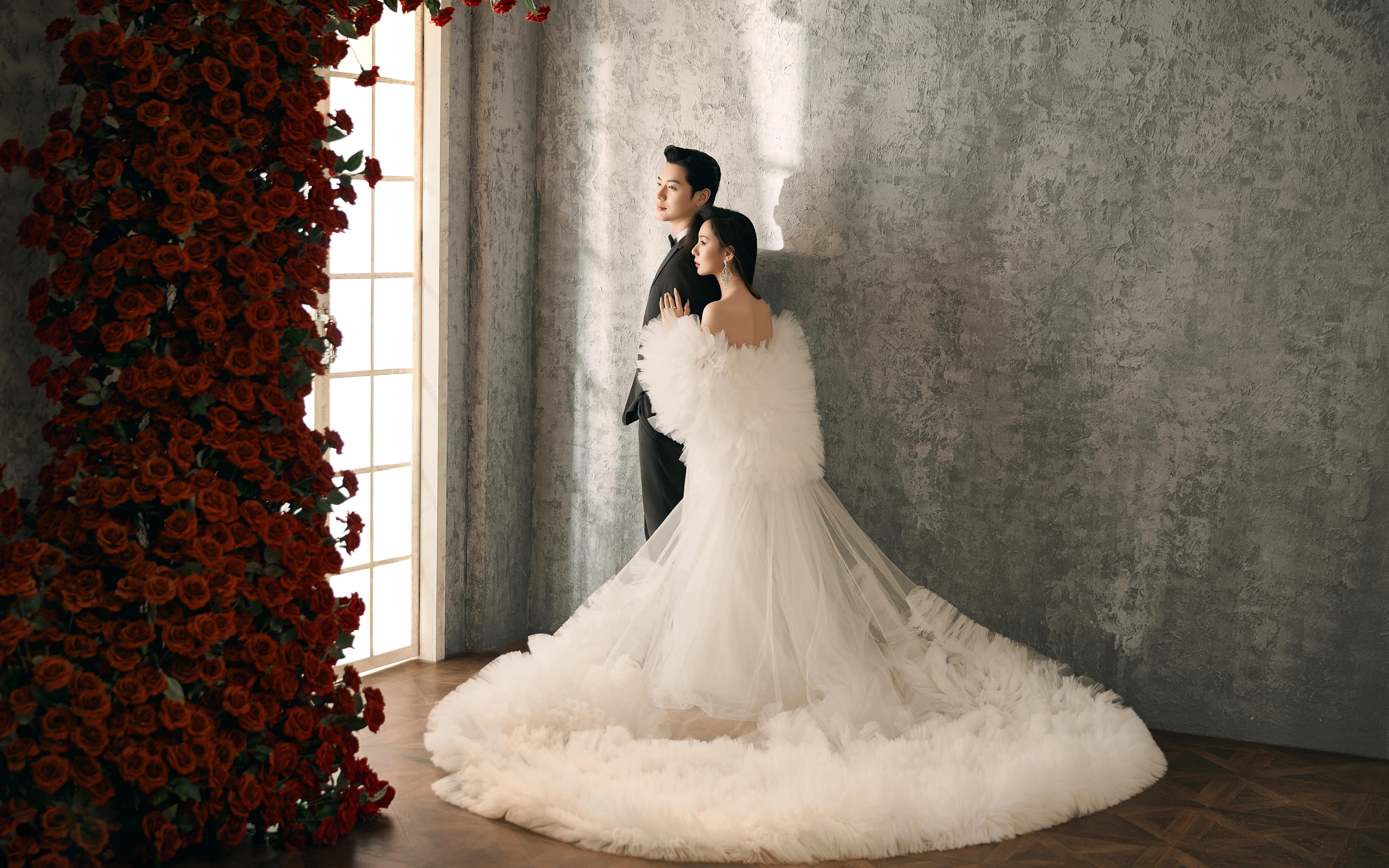 小眾高級的復古玫瑰墻婚紗照??浪漫滿分