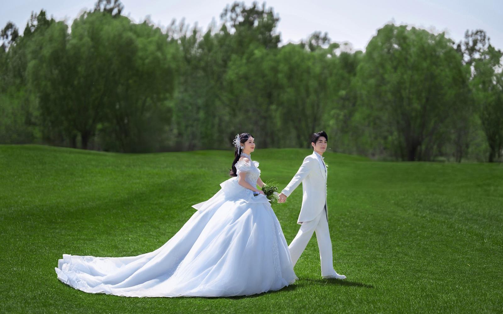 在逃公主冰蓝婚纱👰森系大草坪婚纱照