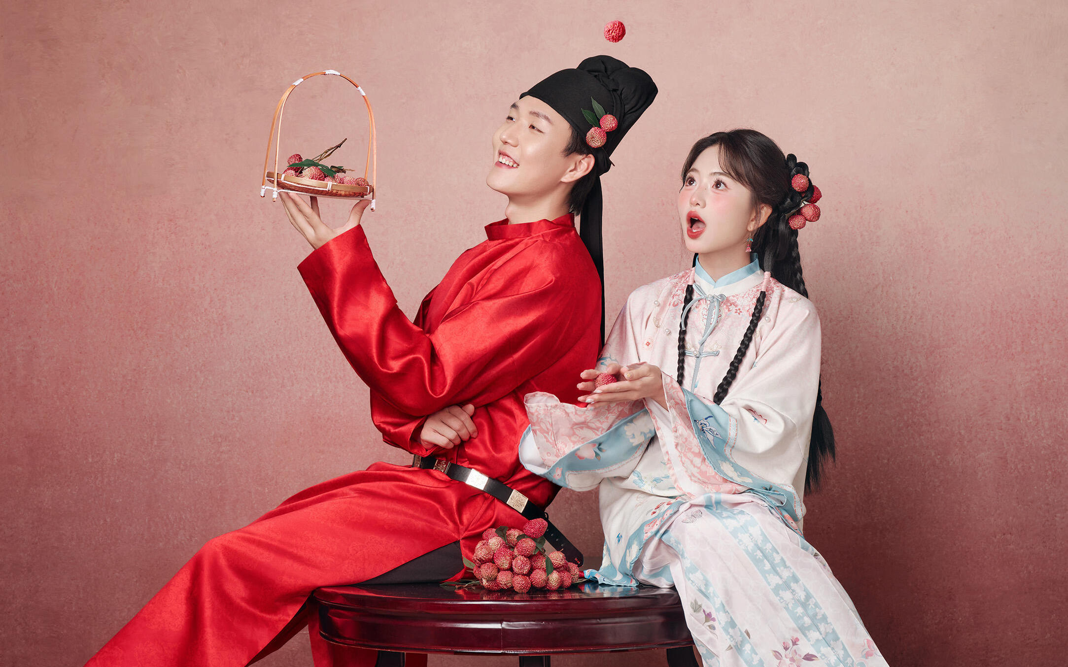 甜妹閉眼沖?荔枝漢服這樣拍太可愛啦…?????