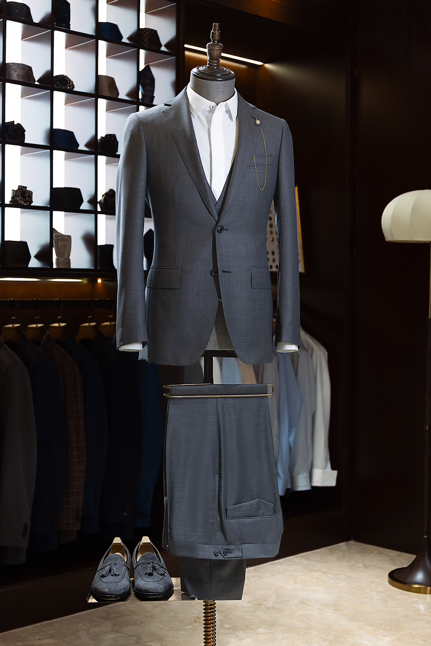 灰色平駁領(lǐng)時(shí)尚款套裝