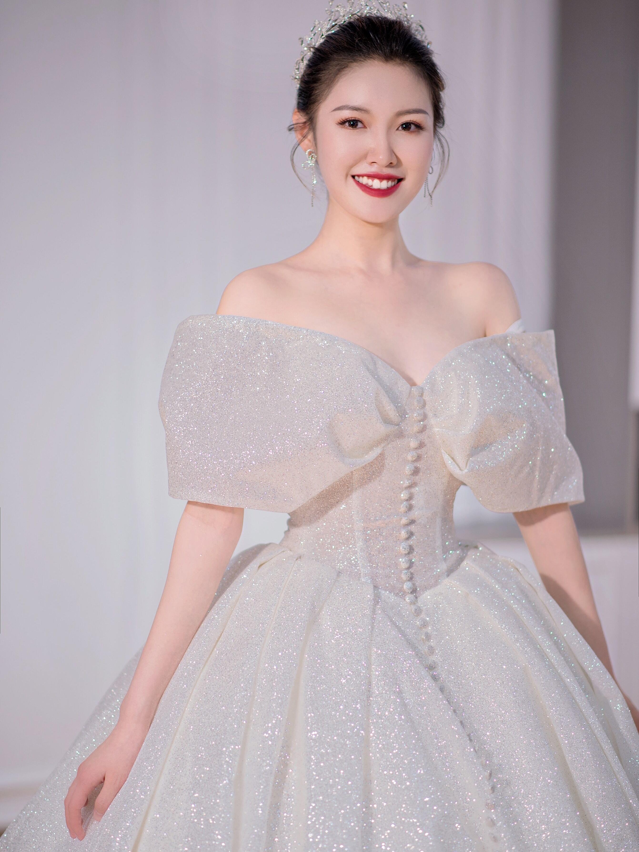 【婚纱+跟妆+西服】一体化婚礼服务