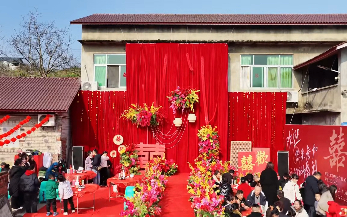 高挑紅色背景新中式婚禮