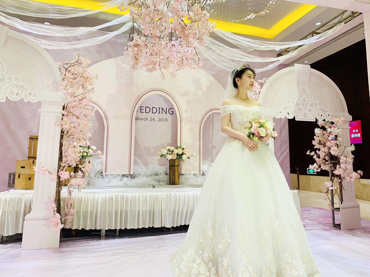 总监档全天跟妆+免租婚纱+亲友妆