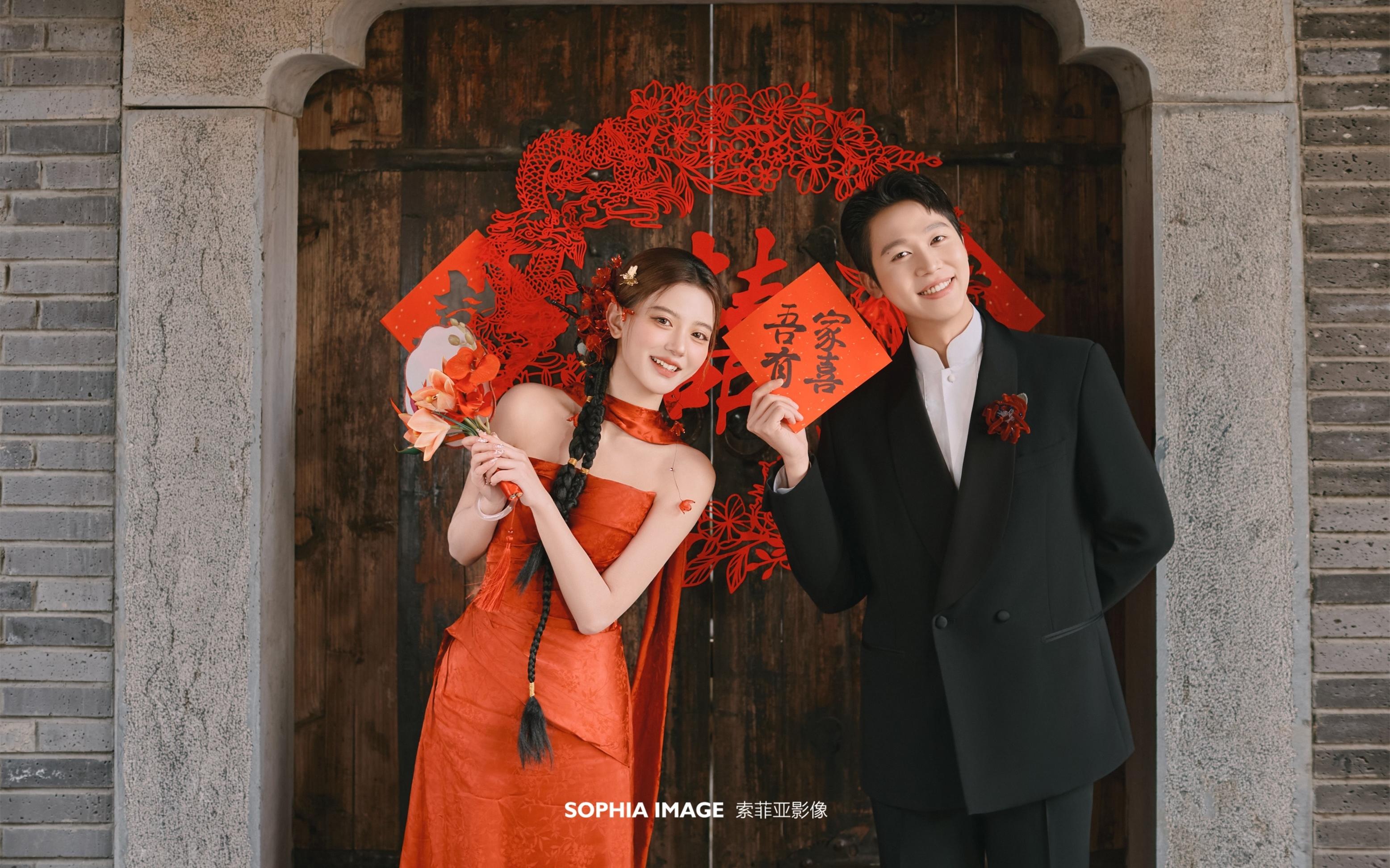把囍字貼在老木門上，我們的新中式婚照火了
