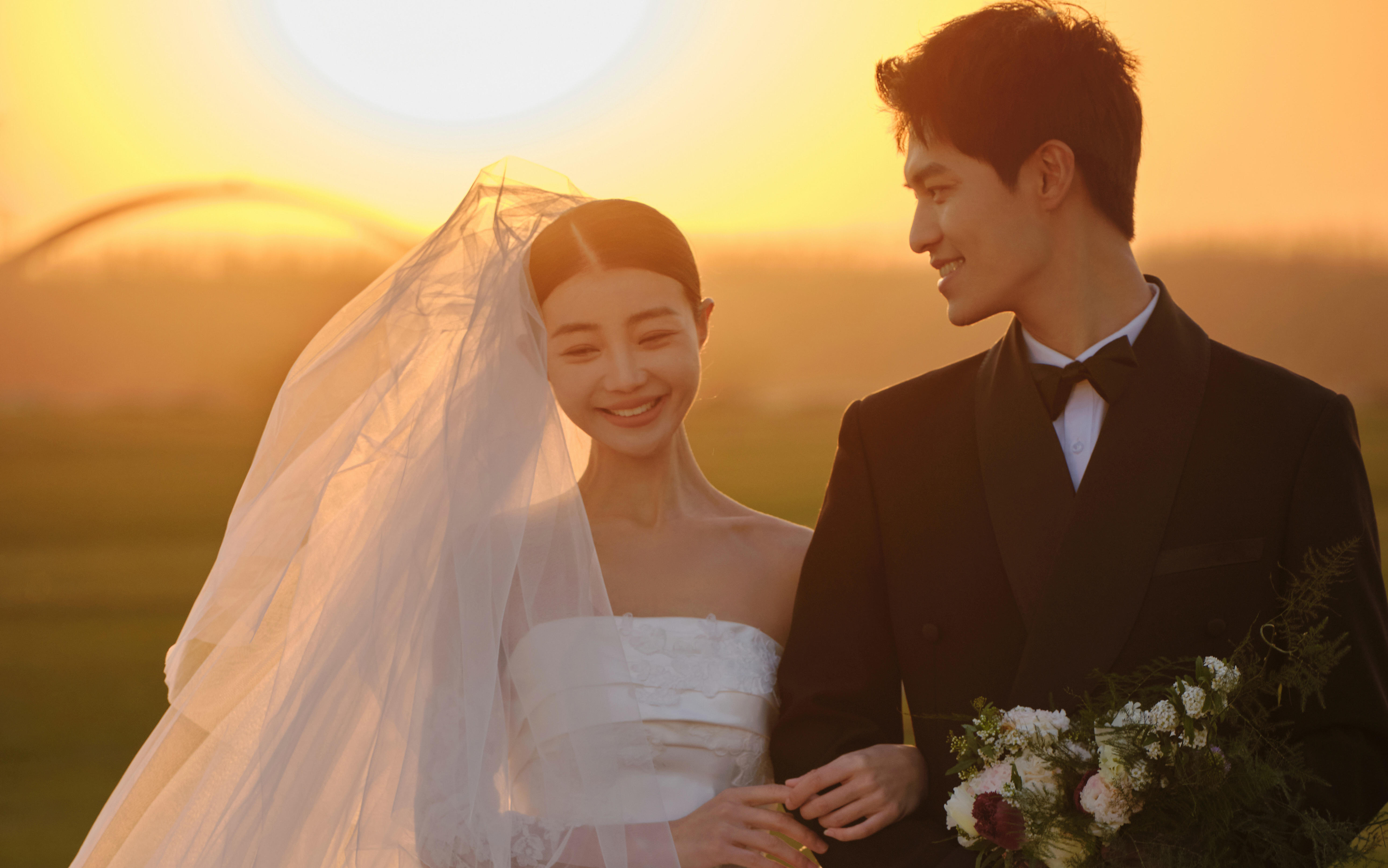 山頂遇落日，婚紗照自帶溫柔濾鏡??