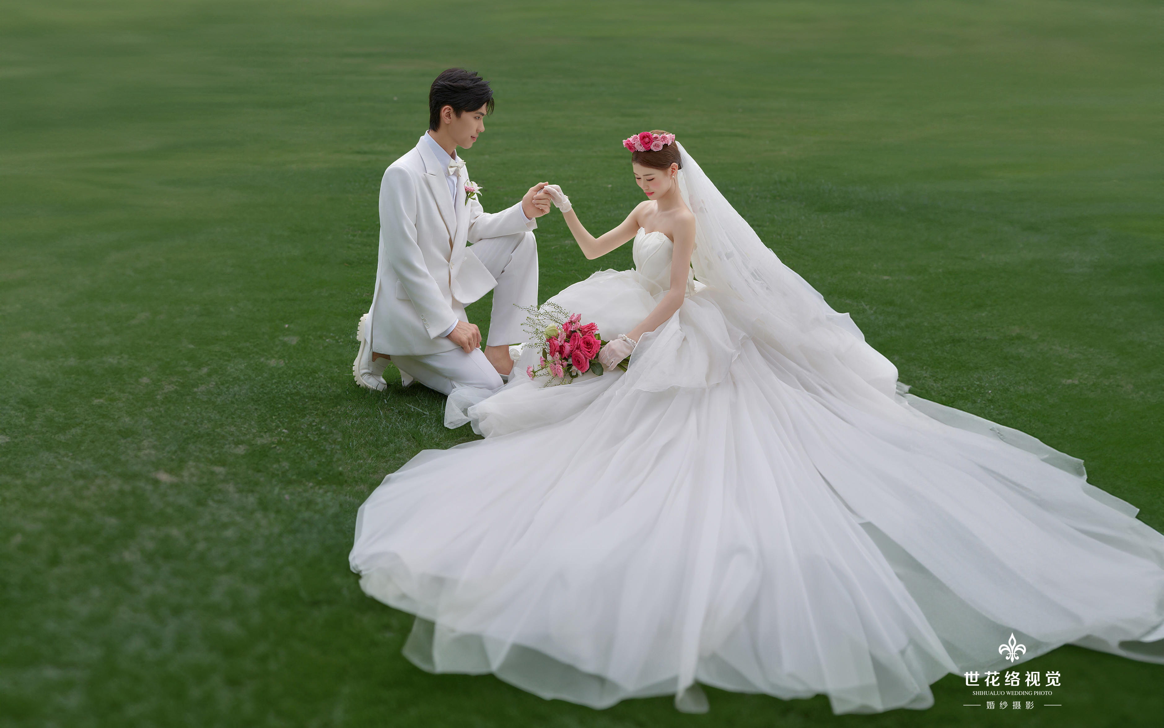 高调示爱❗️爱死草坪婚纱照明媚的生命力🍃