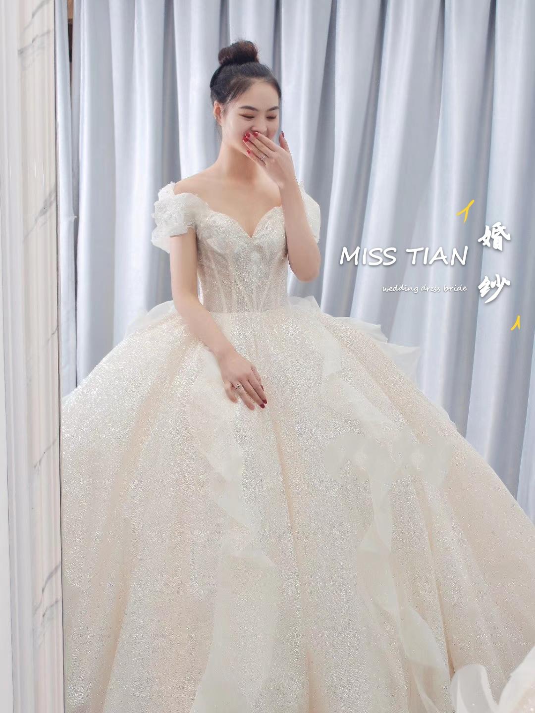 简约梦幻一字肩拖尾纱 全款赠定制