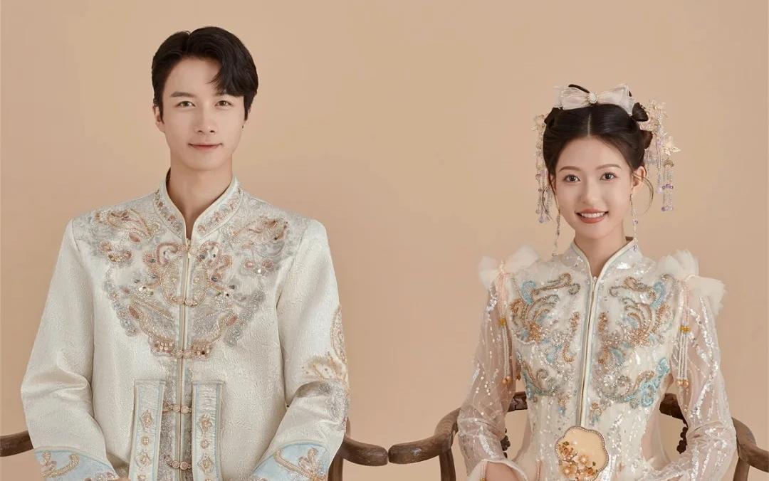 新款秀禾服_   杭州摩玛婚纱摄影