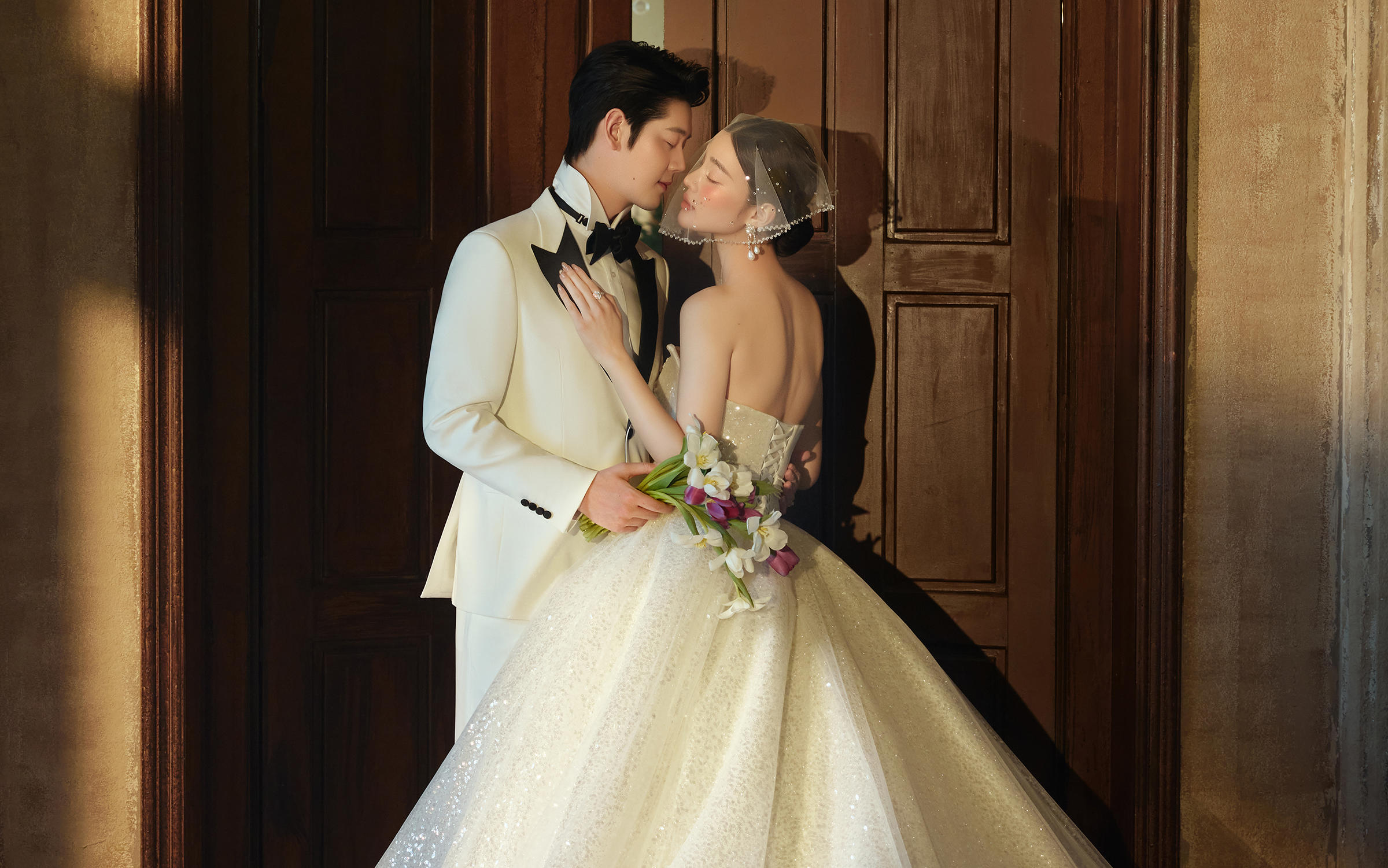 暖光倾泻，照亮白纱与西装的约定