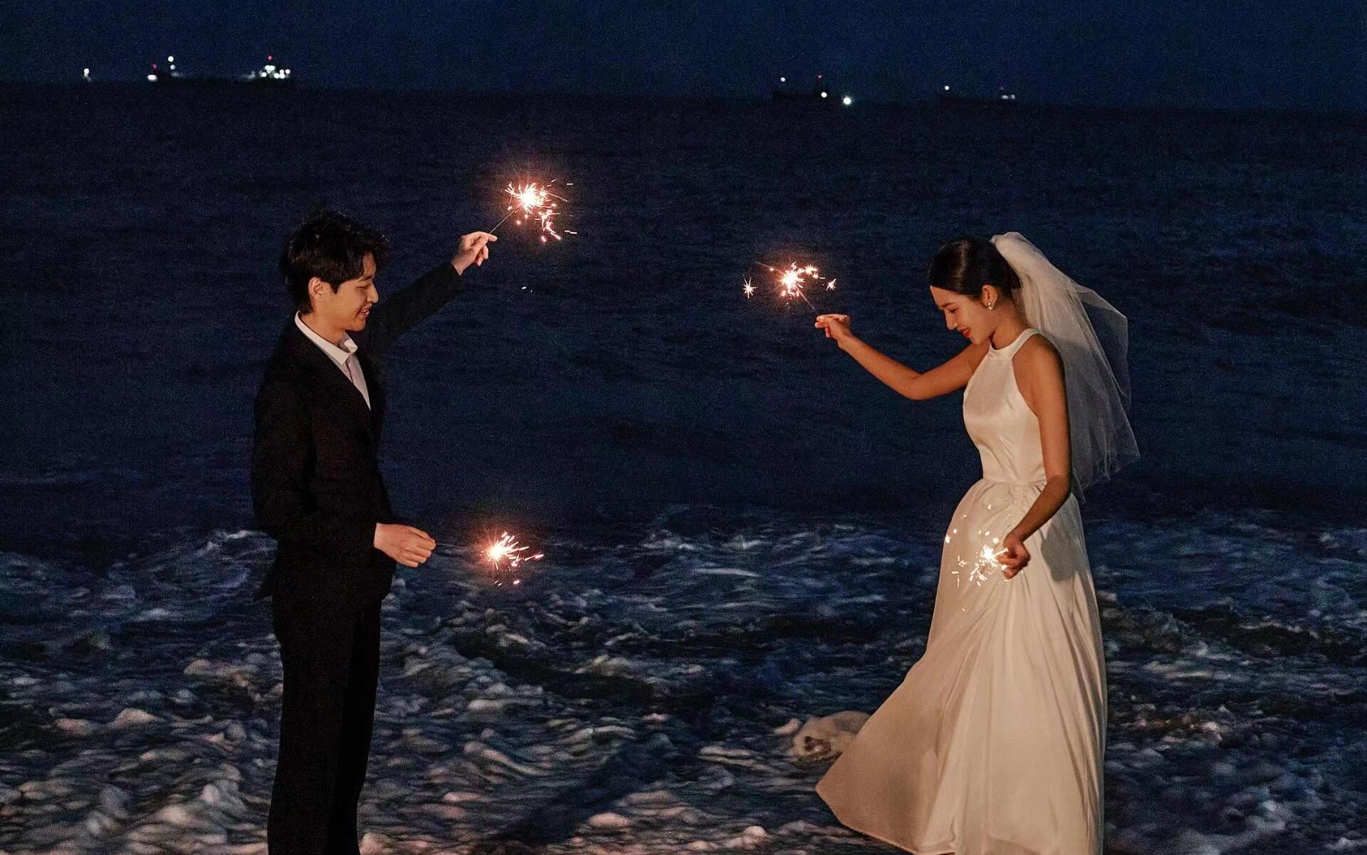 电影氛围拉满✨海边夜景婚纱照真的感觉超棒！