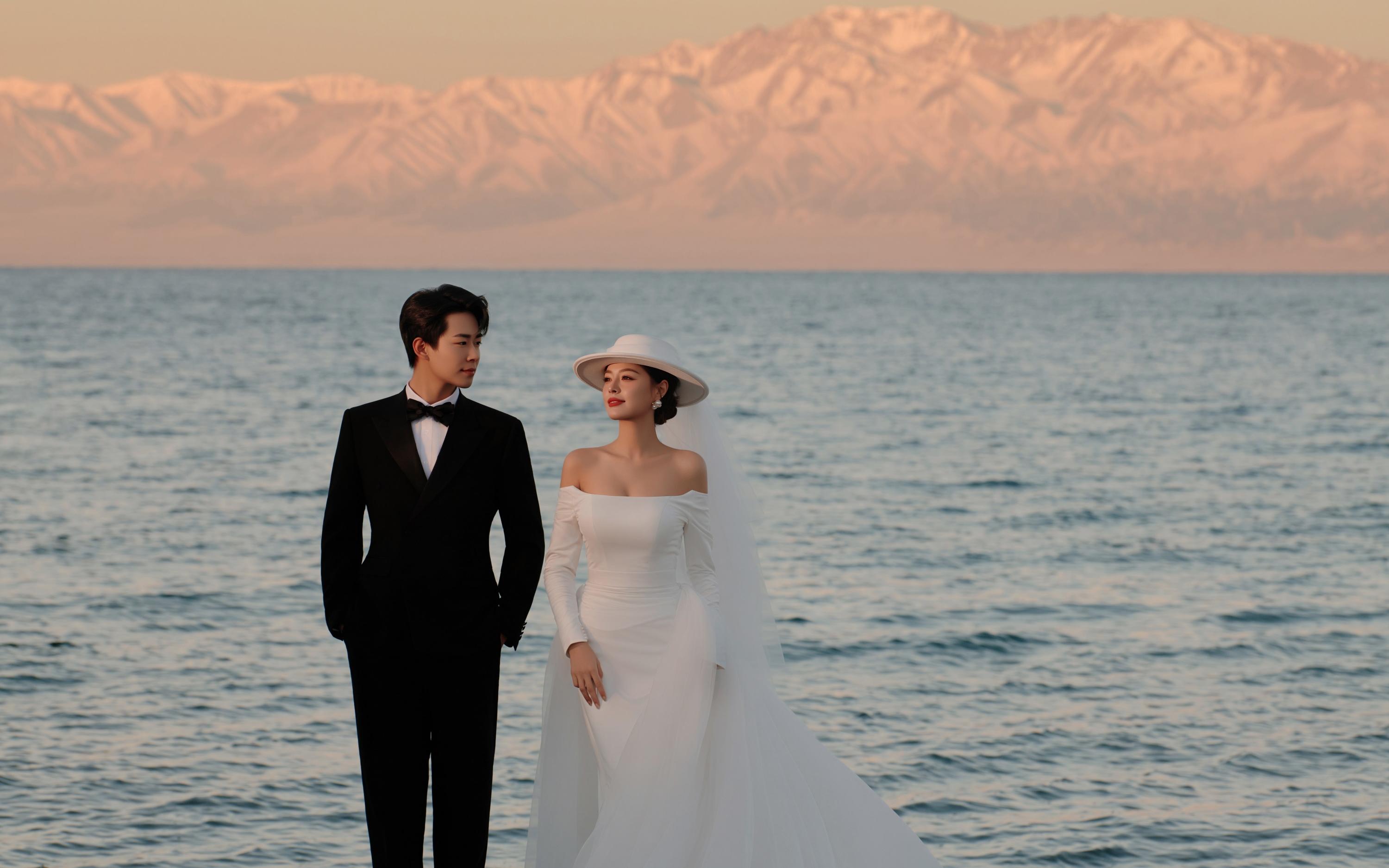 賽里木湖婚照｜湖灘邊的 “輕甜熱戀”