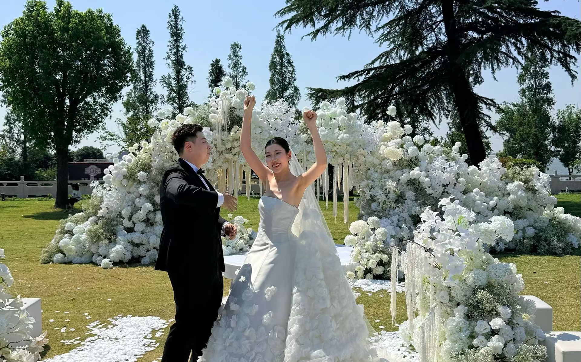 草坪繁花为证，小狗见证我们的幸福