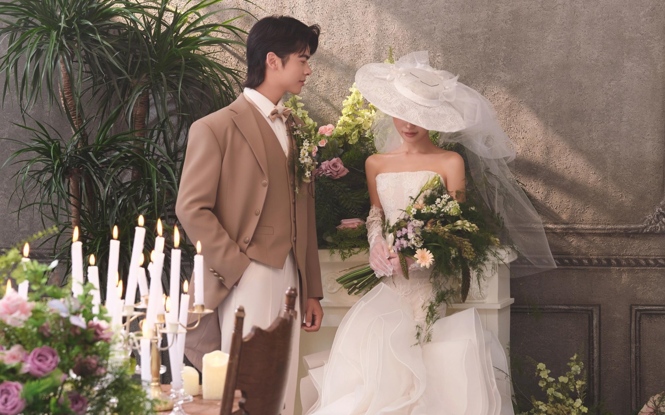 花房粉色婚紗照秒變?cè)谔庸鳎∩倥刑闪? style=