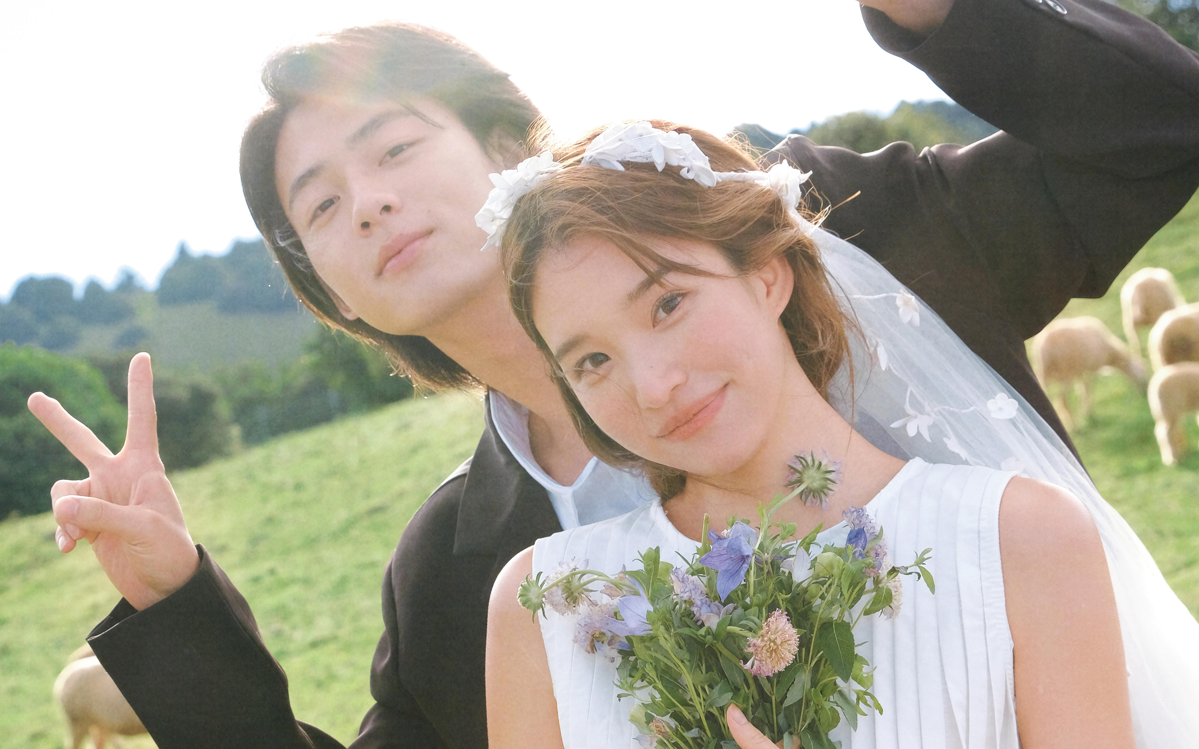 在大理的牧场与羊群间，拍一组治愈系田园风婚纱照