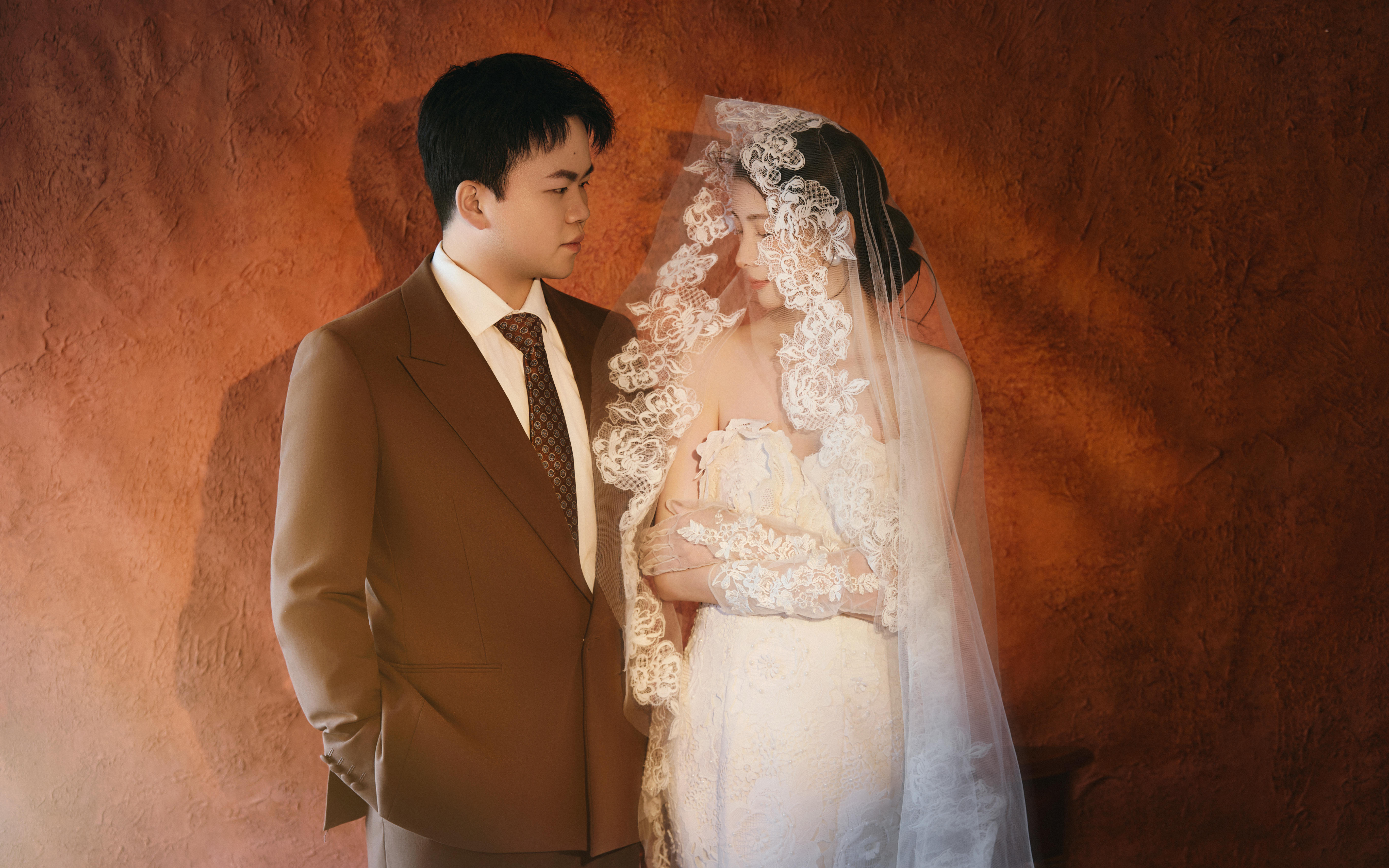 期待已久的紅色復(fù)古婚紗照?真的太出片了