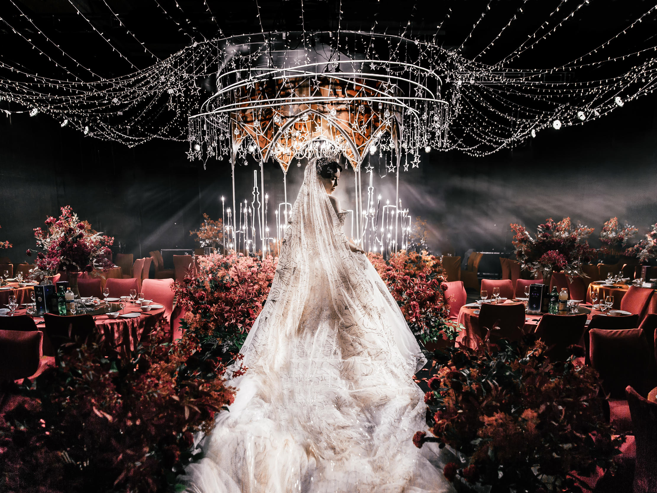 红黑色复古婚礼大气串灯设计