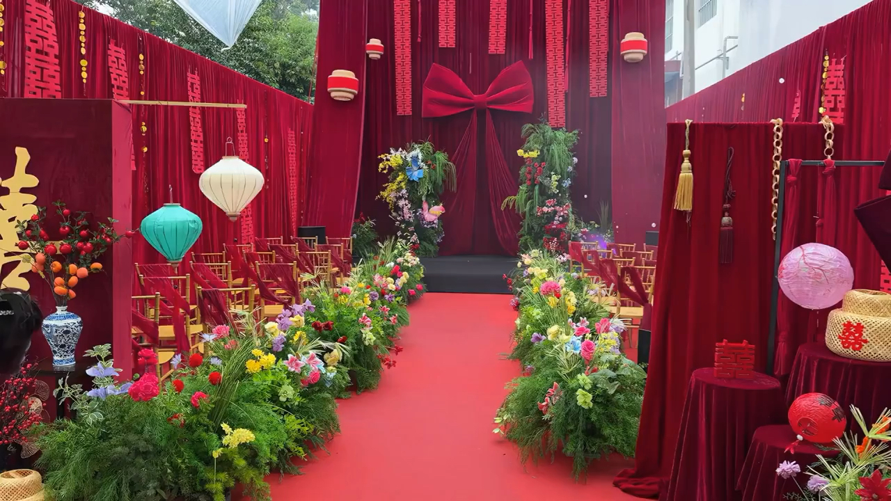 满场的红丝绒幕布从高空垂落 像凝固的烈焰般铺