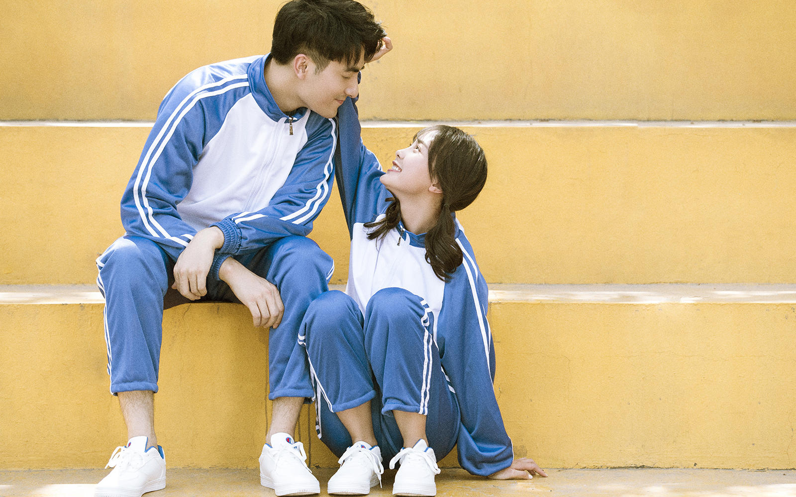 《巴黎婚纱摄影》陪你校服到婚纱