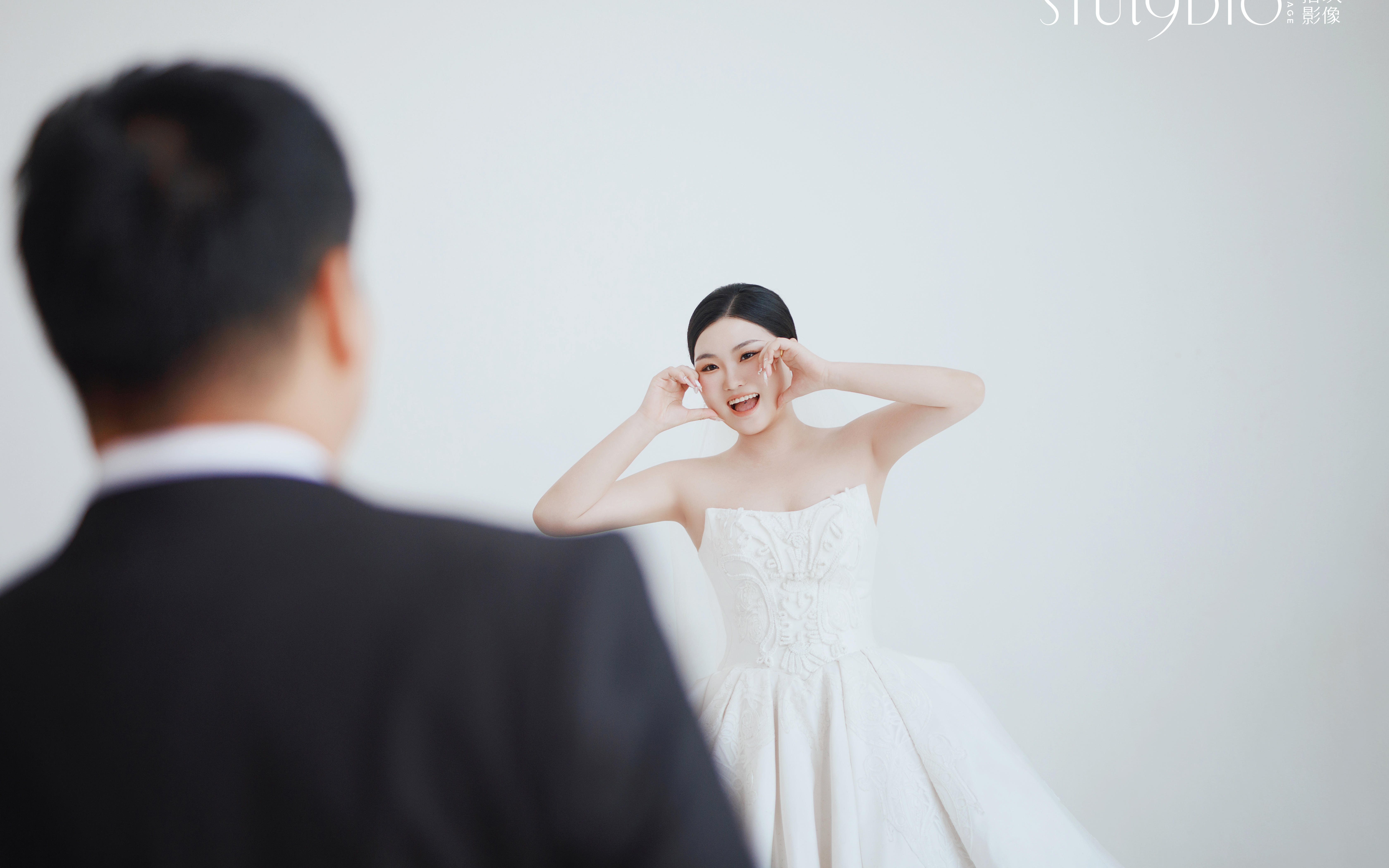 客片 || 极简背景下的情绪更加动人💗