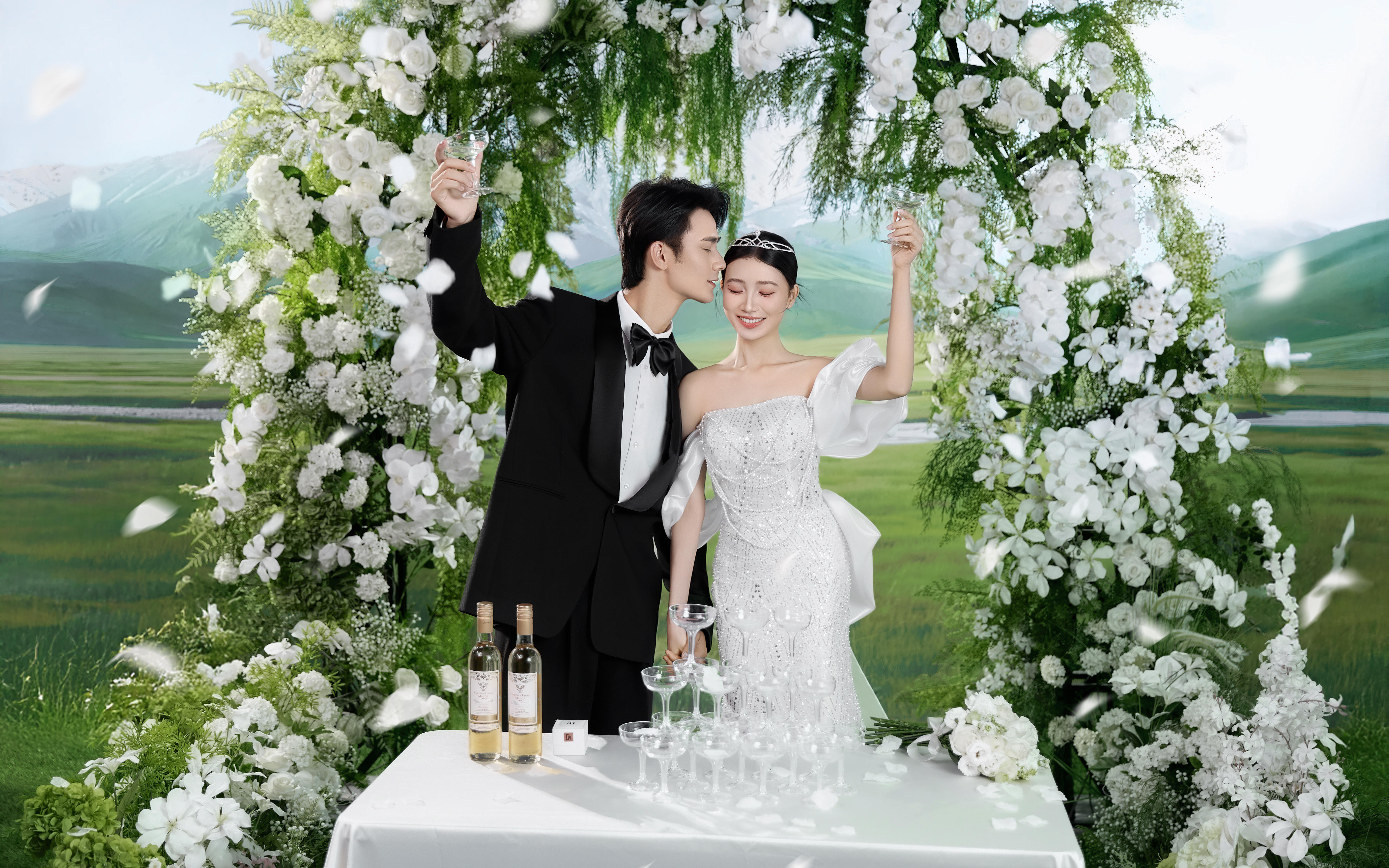 花瓣與香檳交織，每一幀都是幸福滿溢的模樣