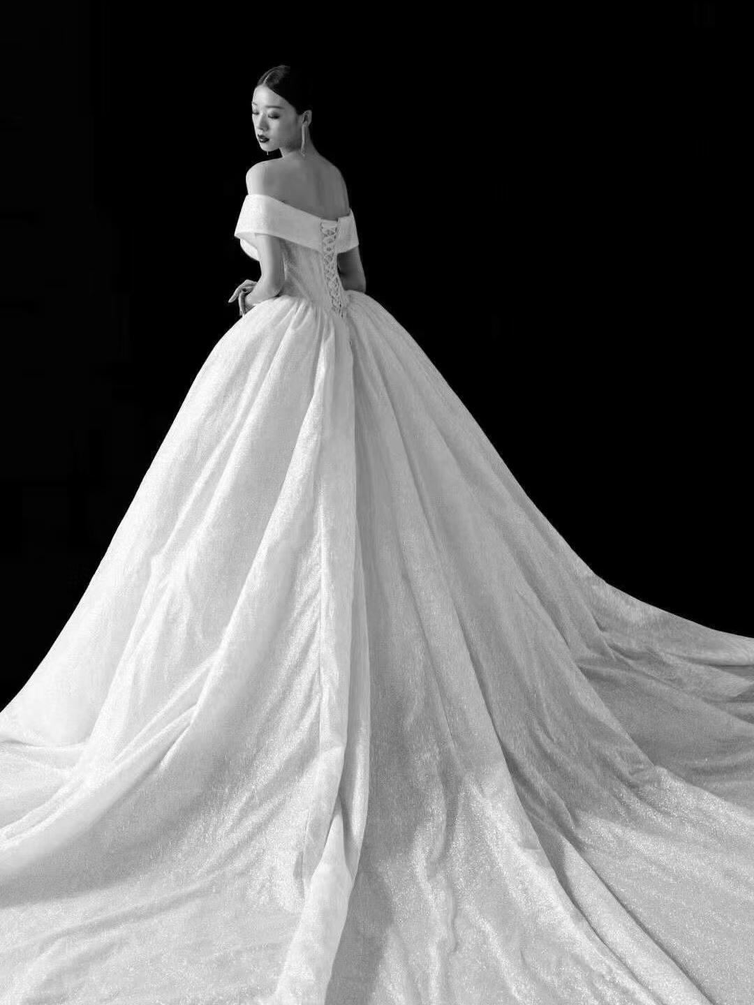 梦幻公主系列定制婚纱+礼服+总监化妆老师全程跟妆