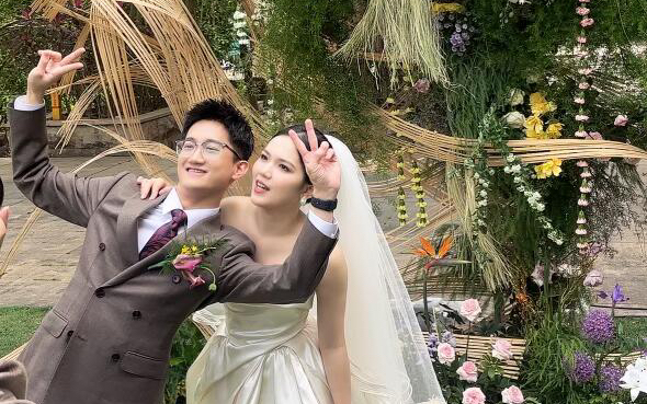 婚礼现场轻松惬意，氛围温馨满溢