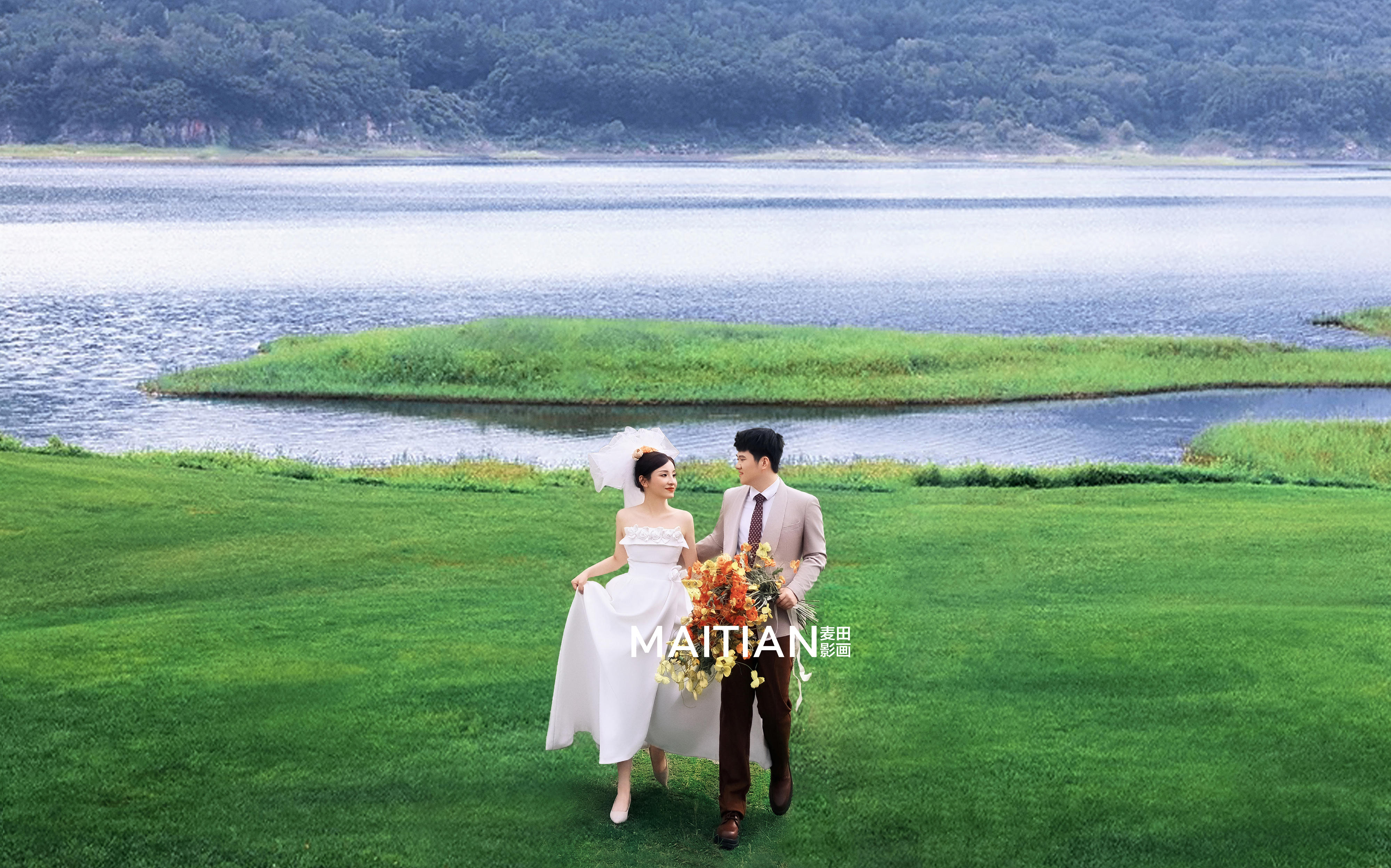 这组草坪湖泊婚纱照太美白云，有草地有山有水