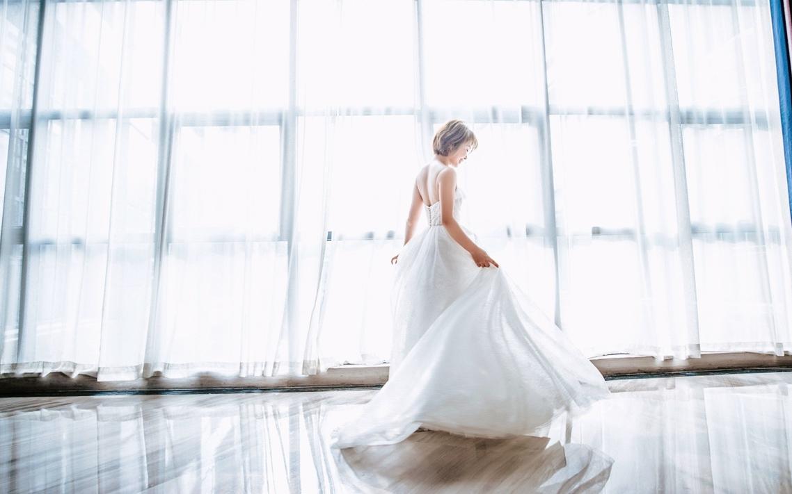 我是余留在你美丽眼眸的月光