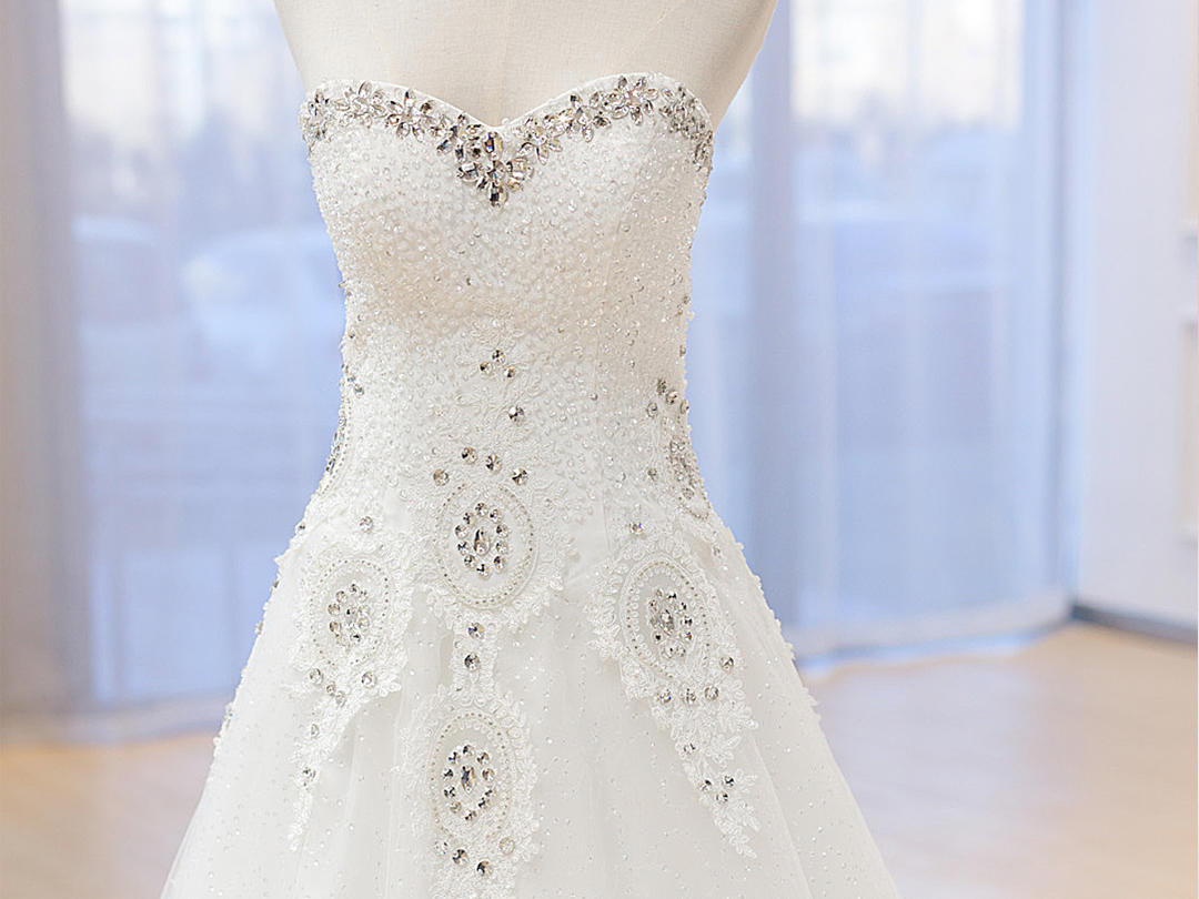 抹胸重手工钉珠长拖尾婚纱