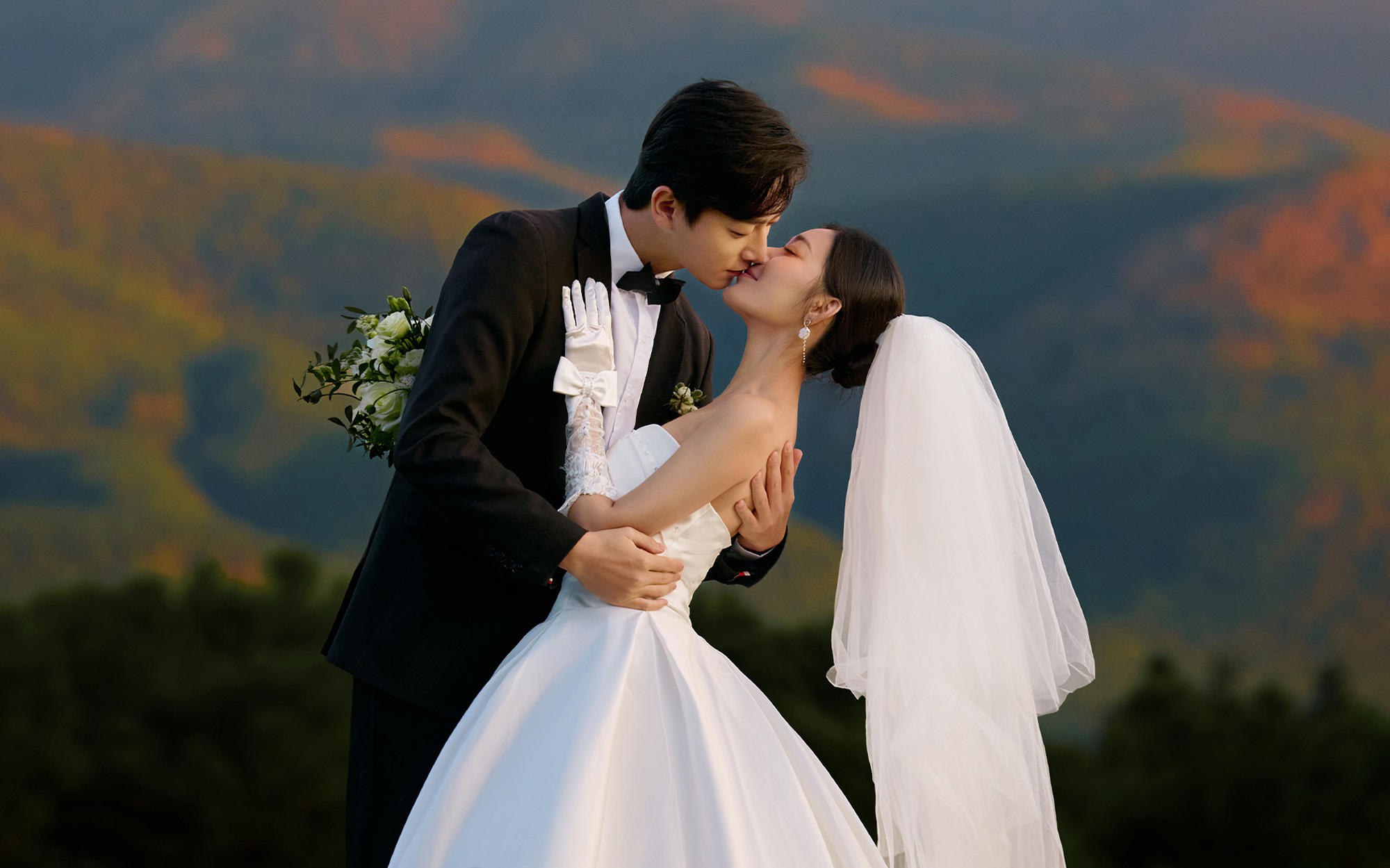 在丽江日照金山下，许你一场金顶为媒的婚纱盛宴