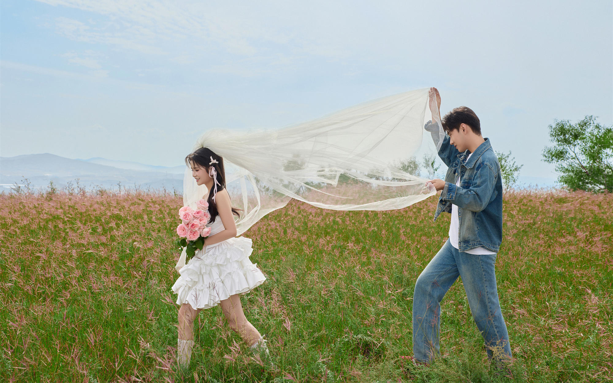 又可愛又清新的草坪情侶婚紗照