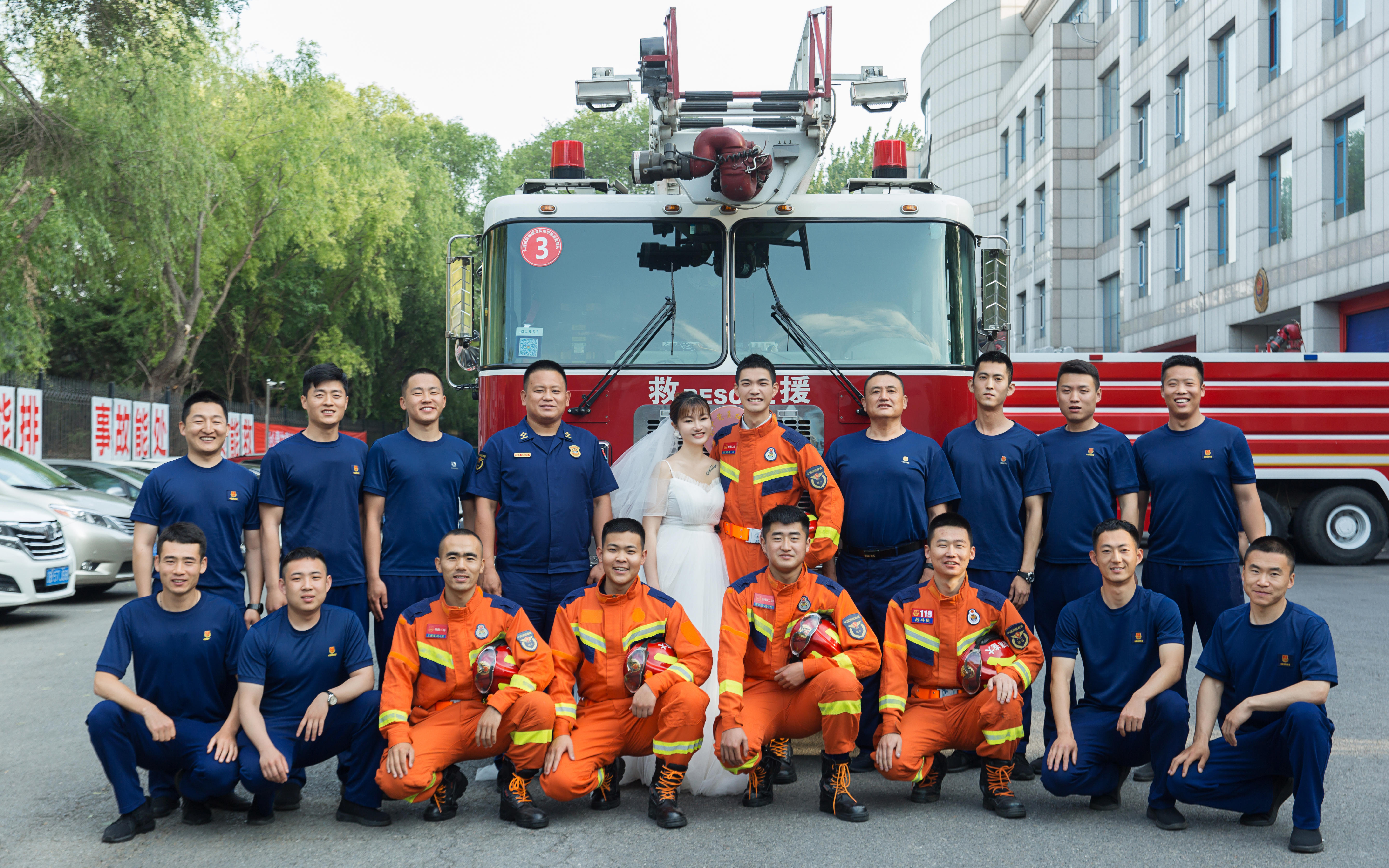 消防紅和婚紗照的交織
