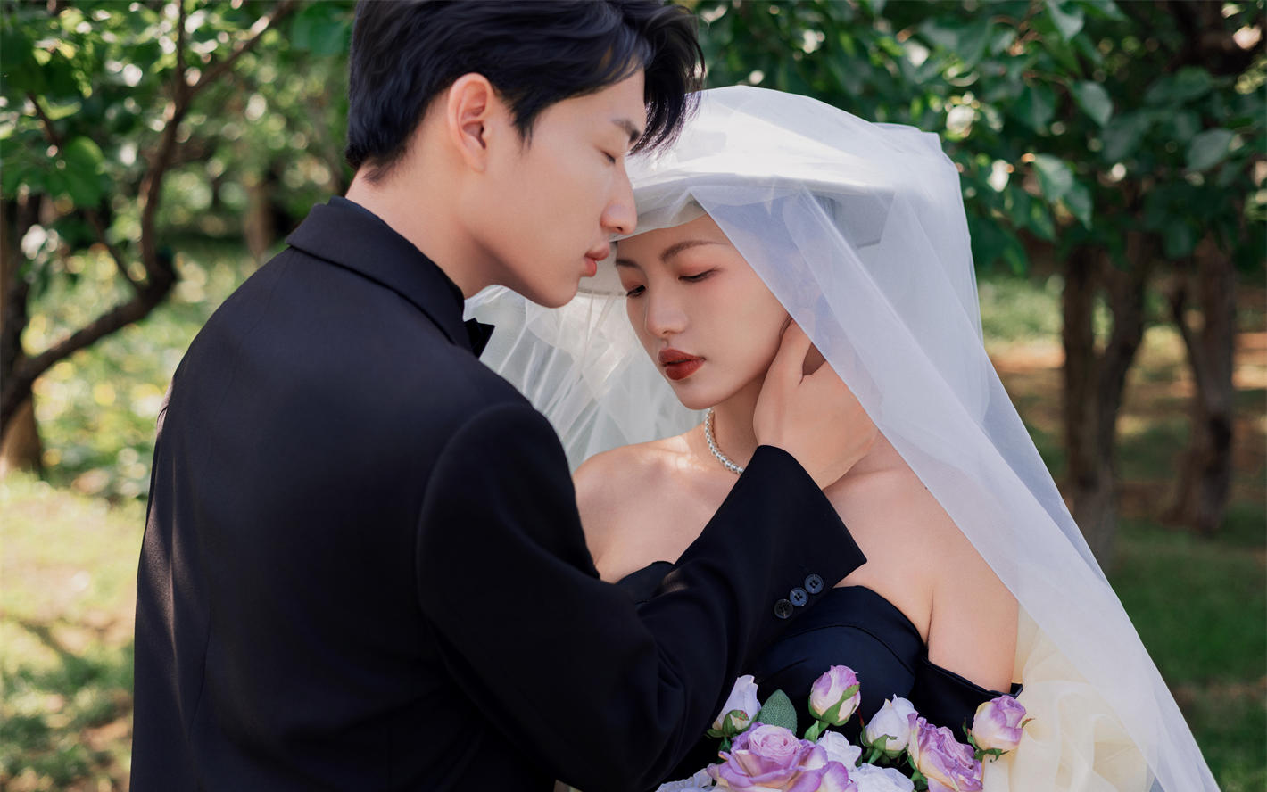 小眾黑裙草坪風(fēng)婚紗照
