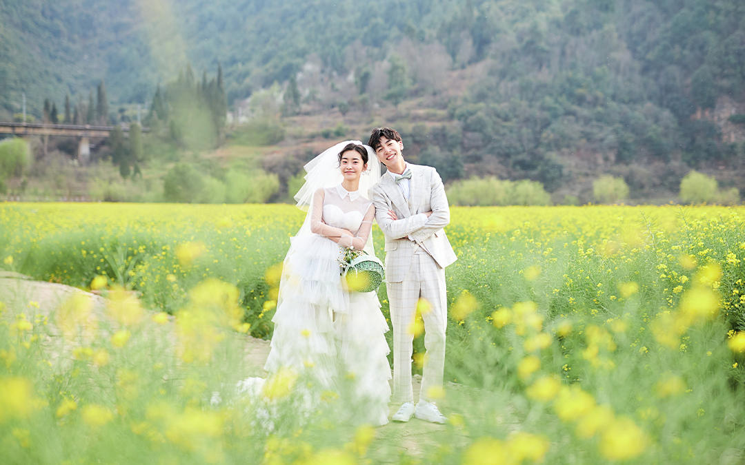 金黃的回憶！油菜花地里拍的婚紗照